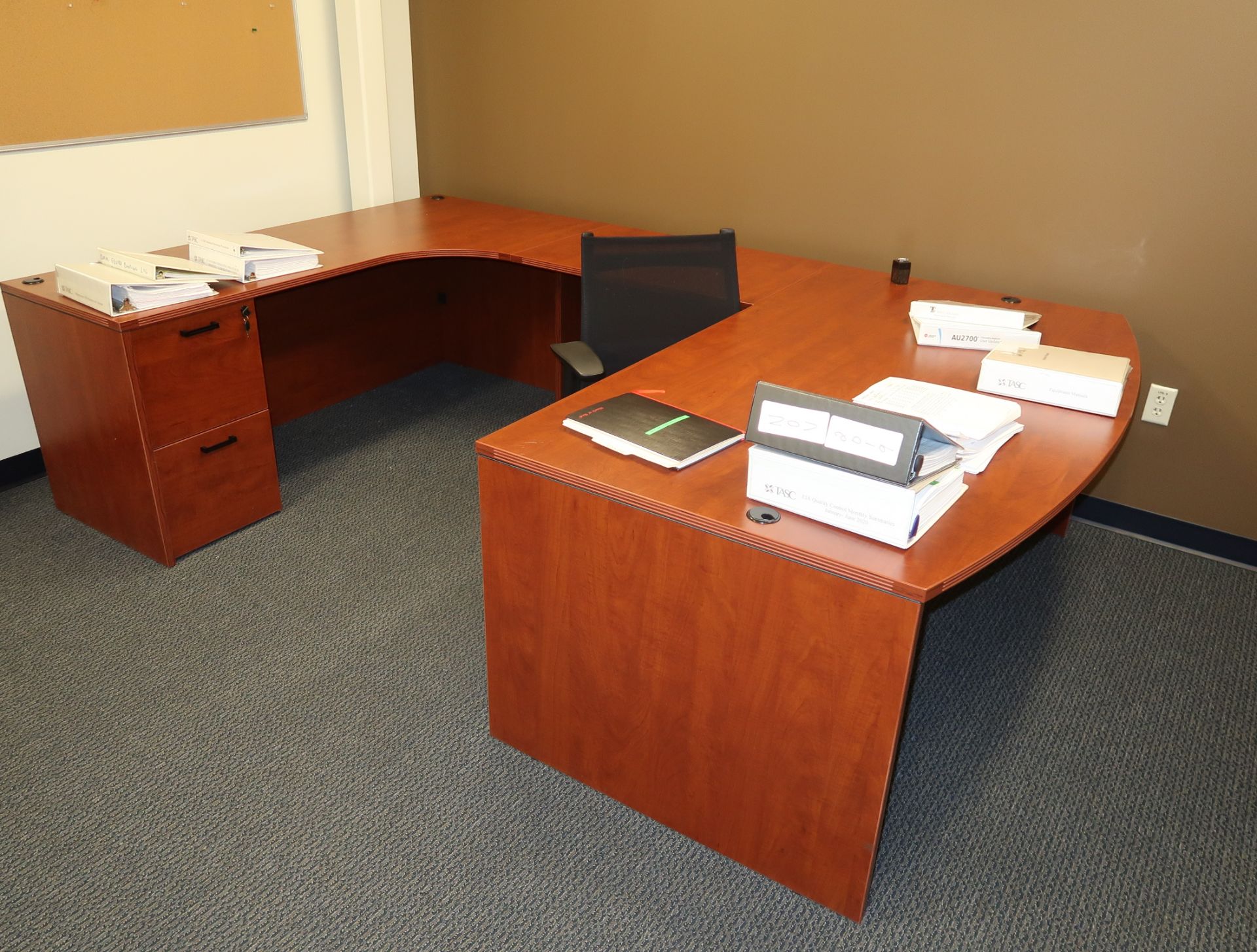 LOT CONTENTS OF OFFICE, 4-SIDE CHAIRS, TASK CHAIR, U-SHAPED DESK, 42" ROUND TABLE, 2-BOOK CASES, - Image 4 of 4