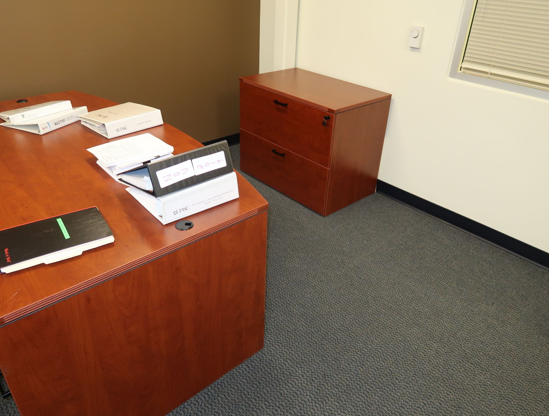 LOT CONTENTS OF OFFICE, 4-SIDE CHAIRS, TASK CHAIR, U-SHAPED DESK, 42" ROUND TABLE, 2-BOOK CASES, - Image 3 of 4