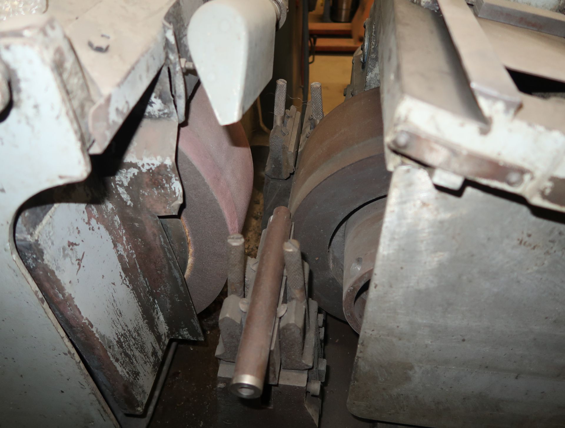 CINCINNATI No. 2 CENTERLESS GRINDER SN. 2M2HZF-22 - Image 2 of 5