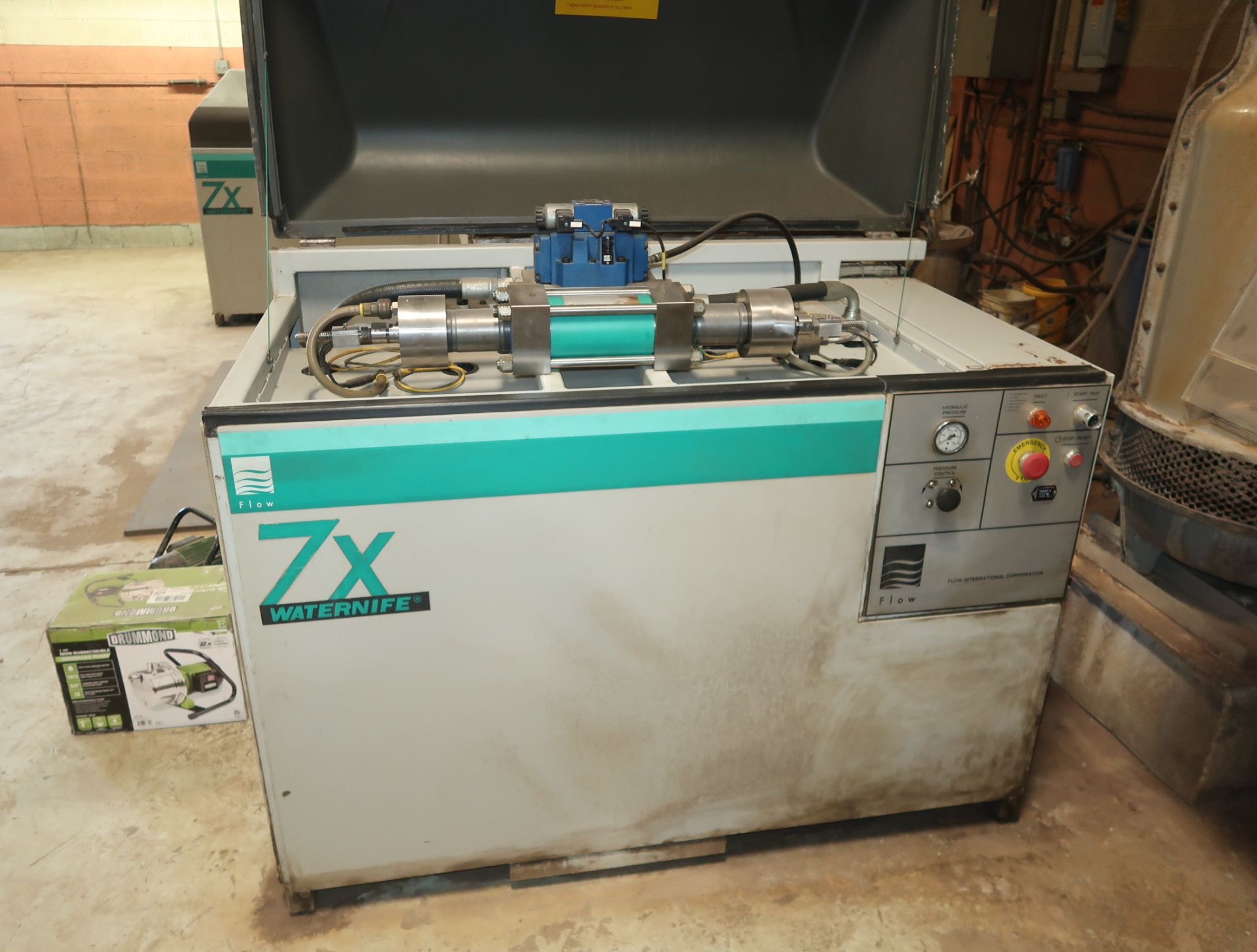 OMAX MDL. 55100 WATERJET, SN. B511641, 2003, (6454 HOURS), W/2007 FLOW WATERNIFE MDL. 7XSE-60 HI- - Image 4 of 8