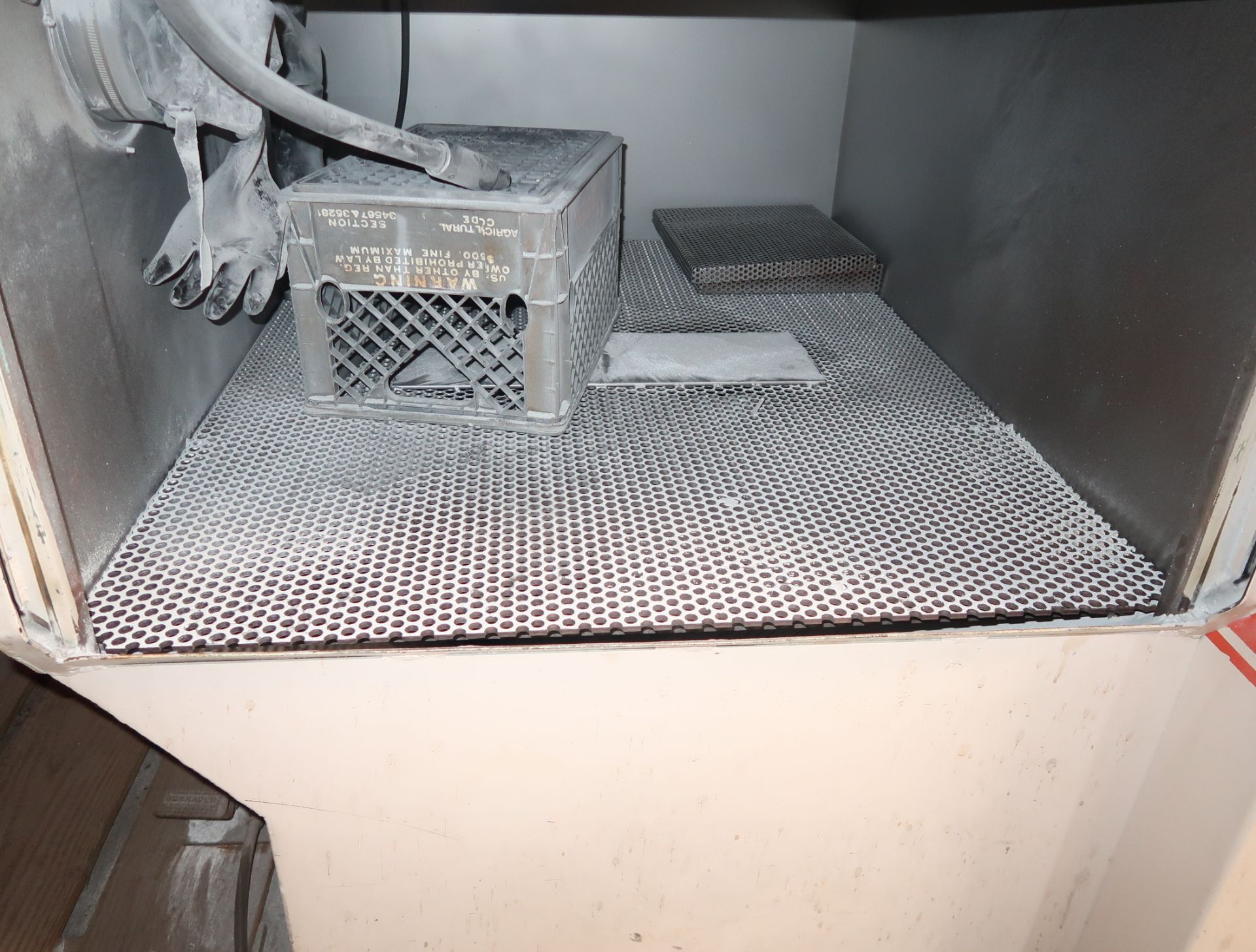 VAC-U-BLAST MDL. 400P SANDBLAST CABINET SN. D691019 (LOCATED AT 3201 S. 38TH ST. PHOENIX, AZ., - Image 3 of 5