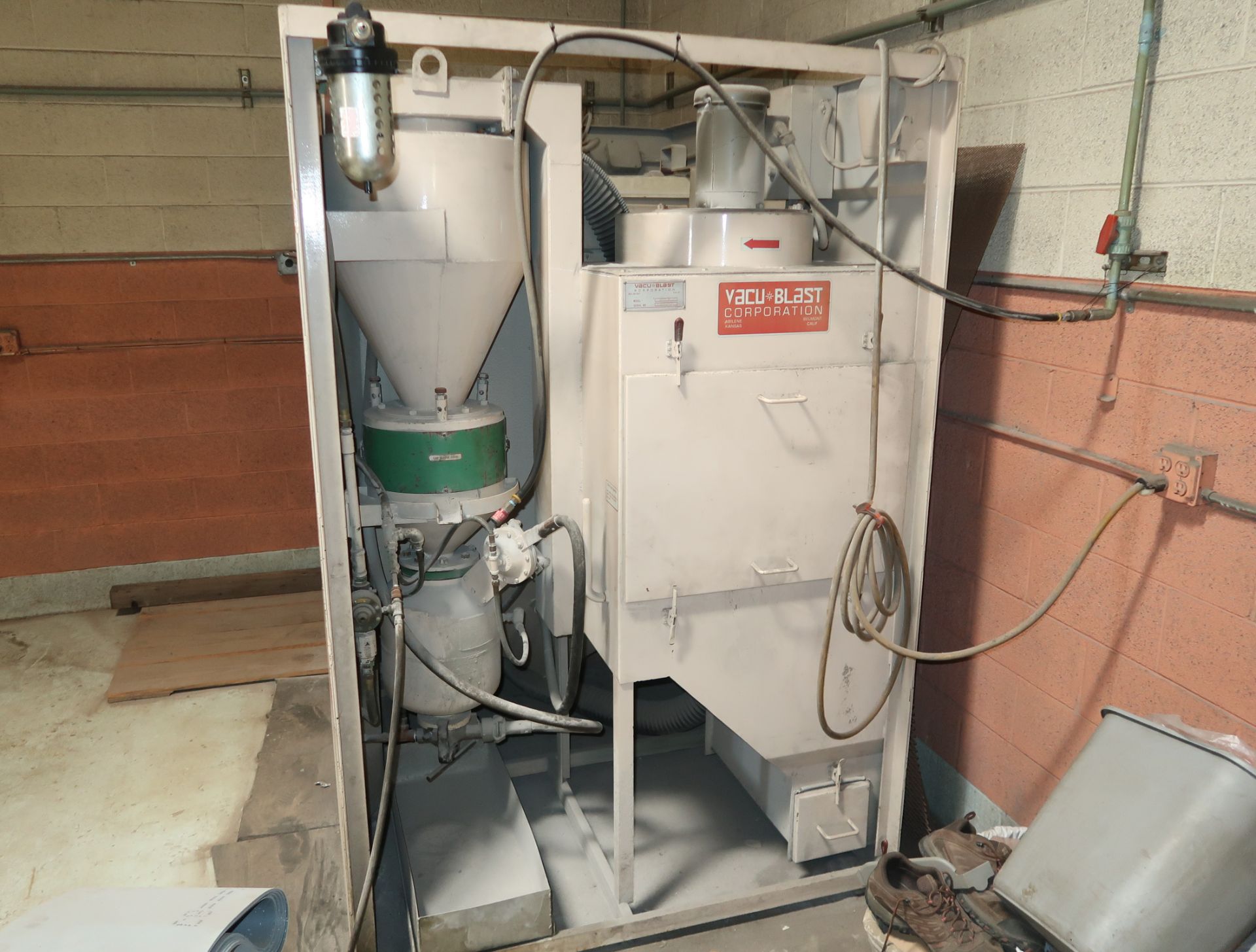 VAC-U-BLAST MDL. 400P SANDBLAST CABINET SN. D691019 (LOCATED AT 3201 S. 38TH ST. PHOENIX, AZ., - Image 5 of 5