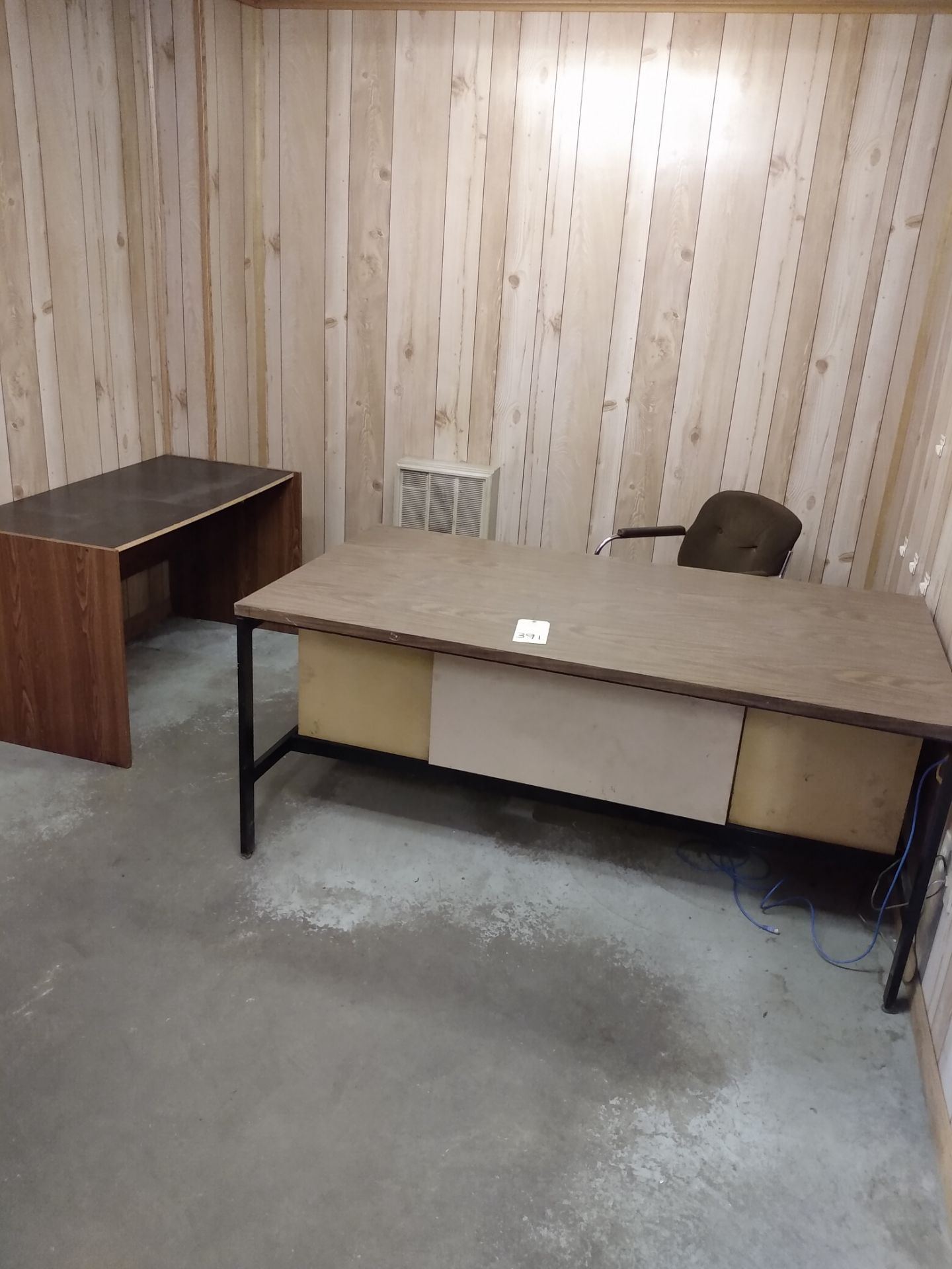 steel shop desk , chair credennza 3'x 5'x29" high - Image 2 of 2