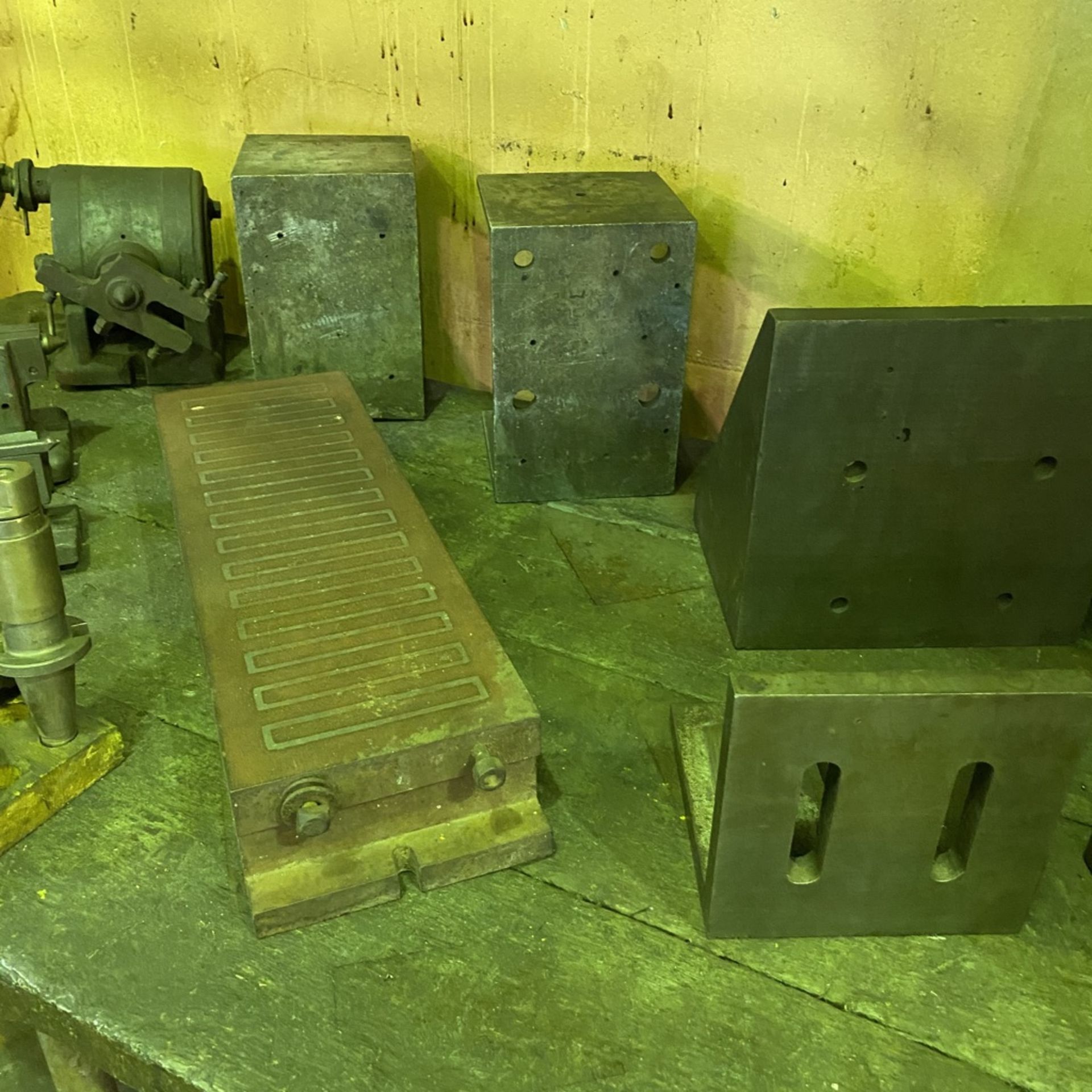 Angle plates, 8" x24" magnetic chuck, Parallel blocks, dividing heads and table - Bild 7 aus 7