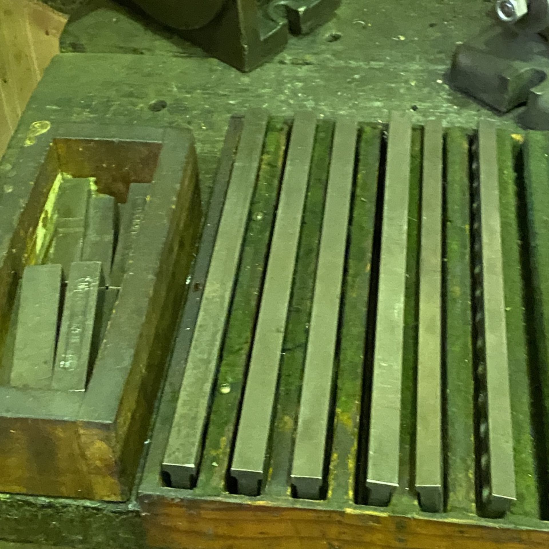Angle plates, 8" x24" magnetic chuck, Parallel blocks, dividing heads and table - Bild 5 aus 7
