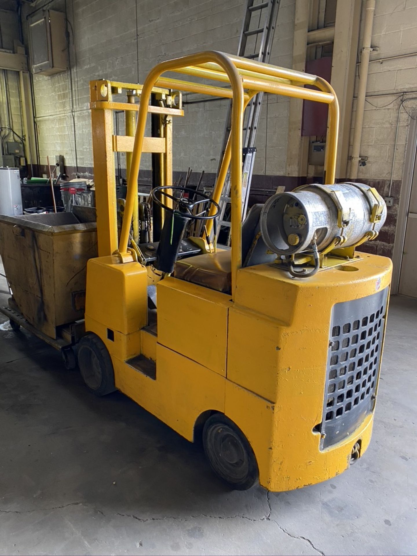 6000 Lbs Allis Chalmers fork Truck .LPG - Image 2 of 3