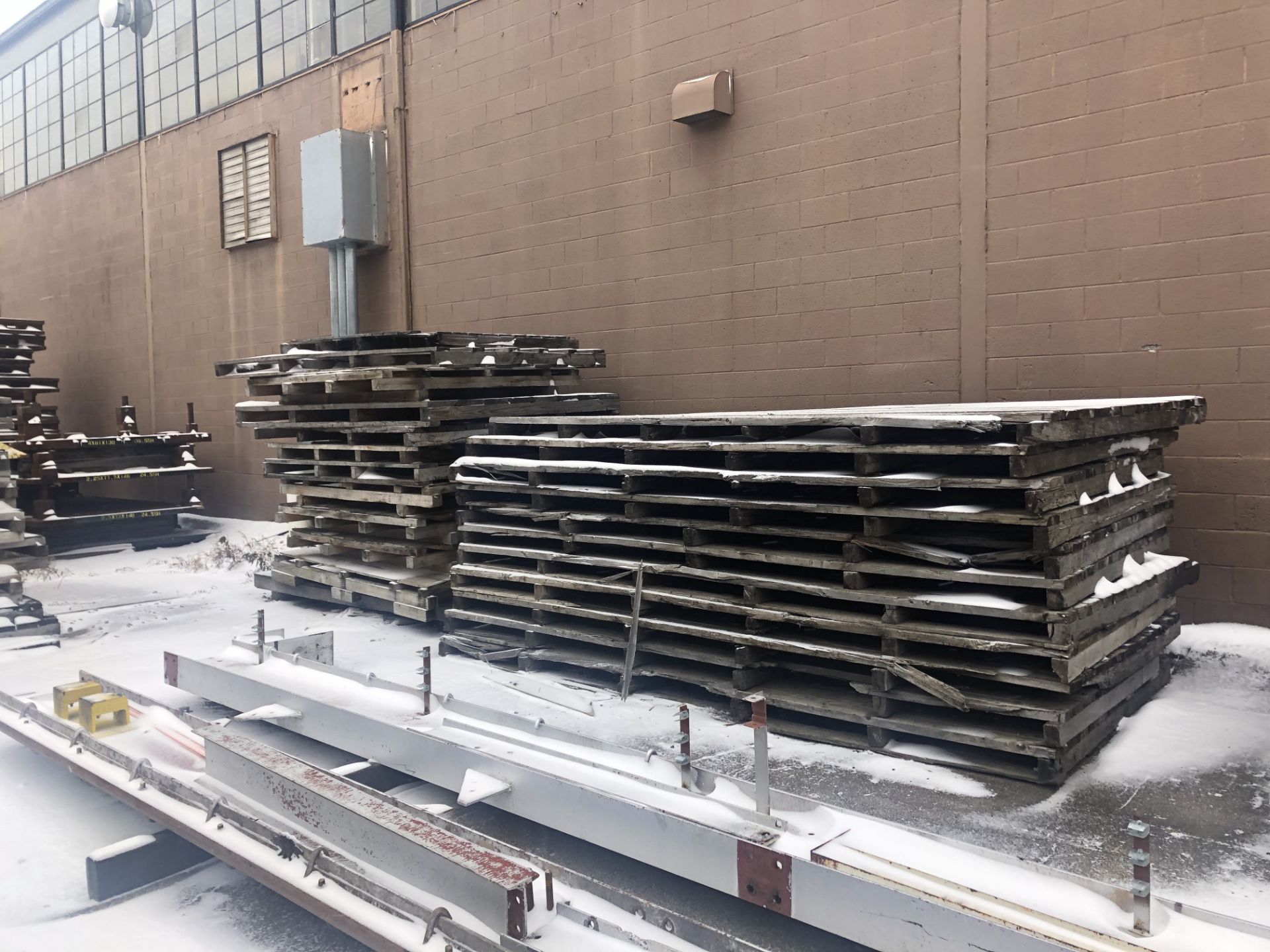 Lot of wood pallets (Outside) - (Green tag) - Image 5 of 7