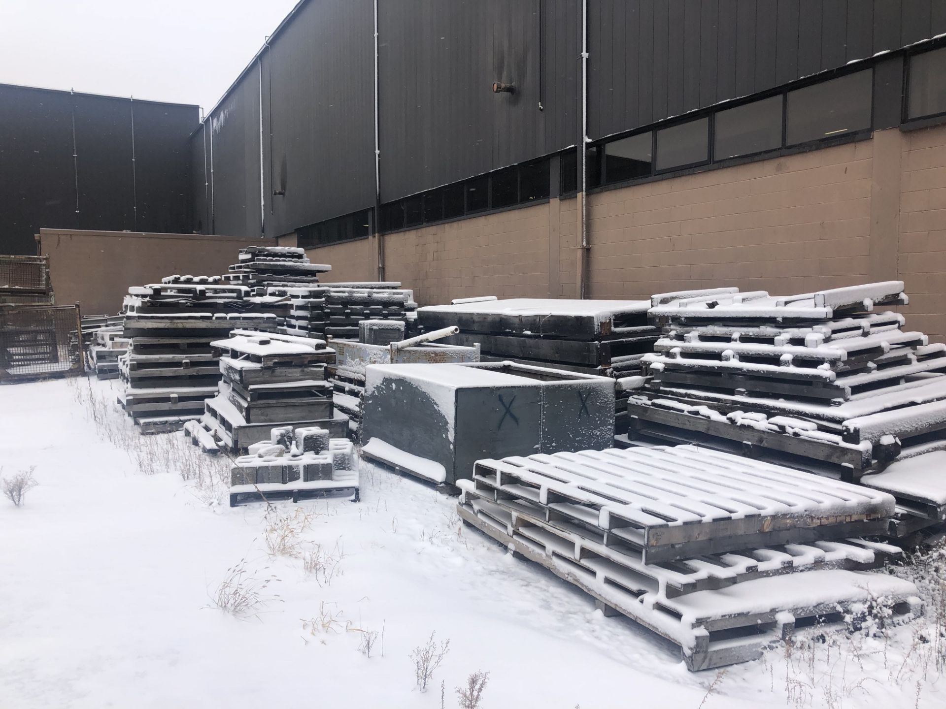 Lot of wood pallets (Outside) - (Green tag)