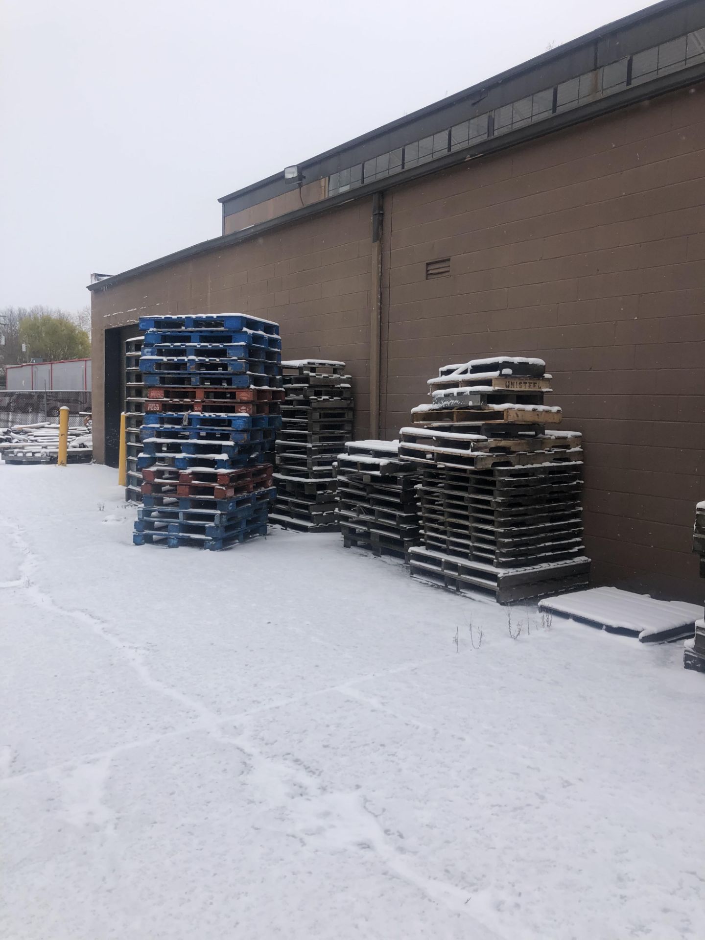 Lot of wood pallets (Outside) - (Green tag) - Image 2 of 7