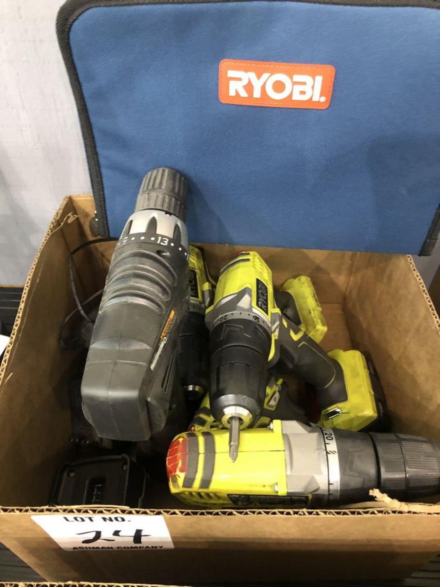 (4) electric drills with charger and battery, (3) Ryobi (1) Drill master
