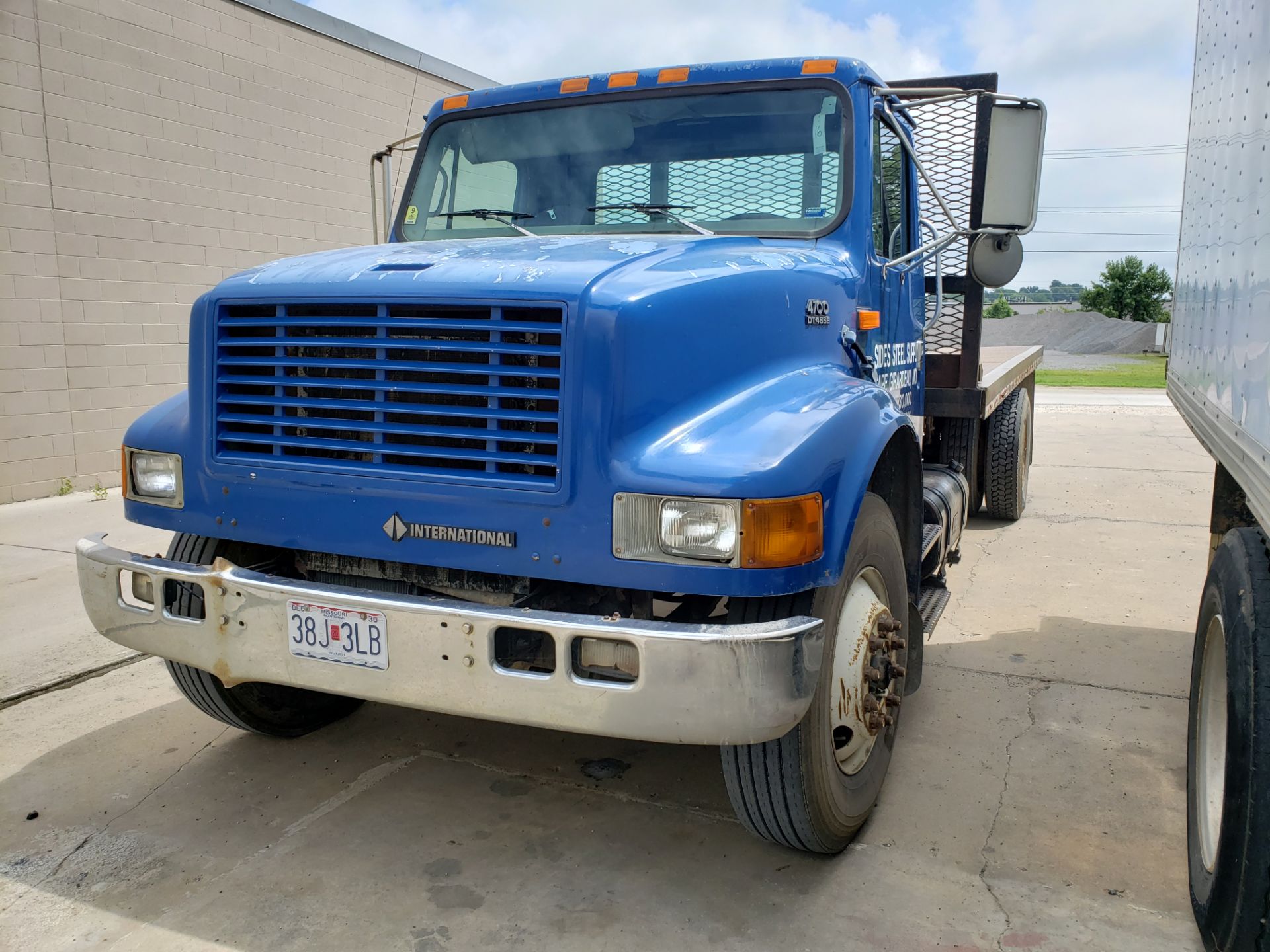 2000 International Navistar 4700 Flatbed Truck - Image 2 of 8