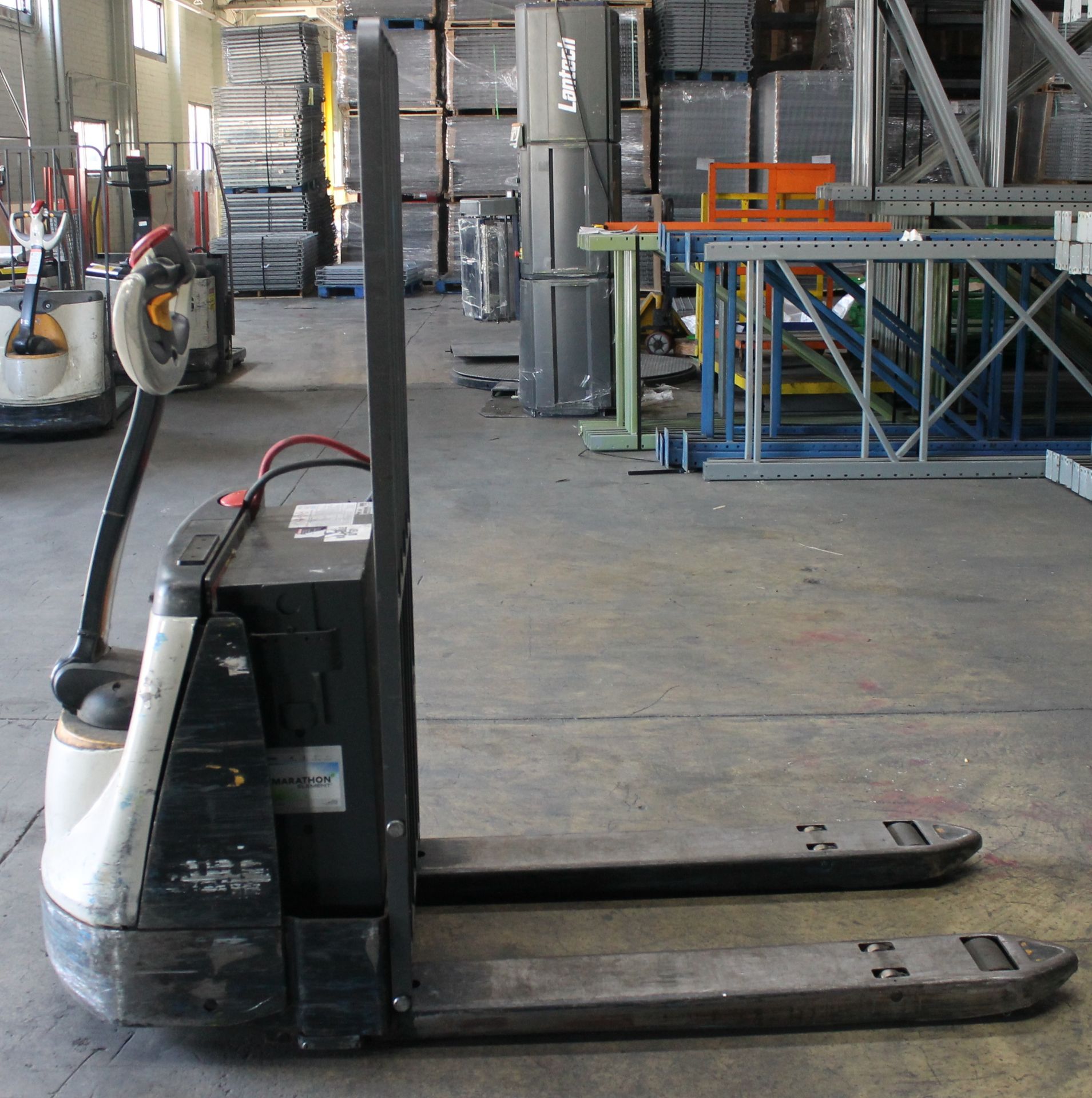 USED CROWN ELECTRIC PALLET JACK - Image 3 of 4