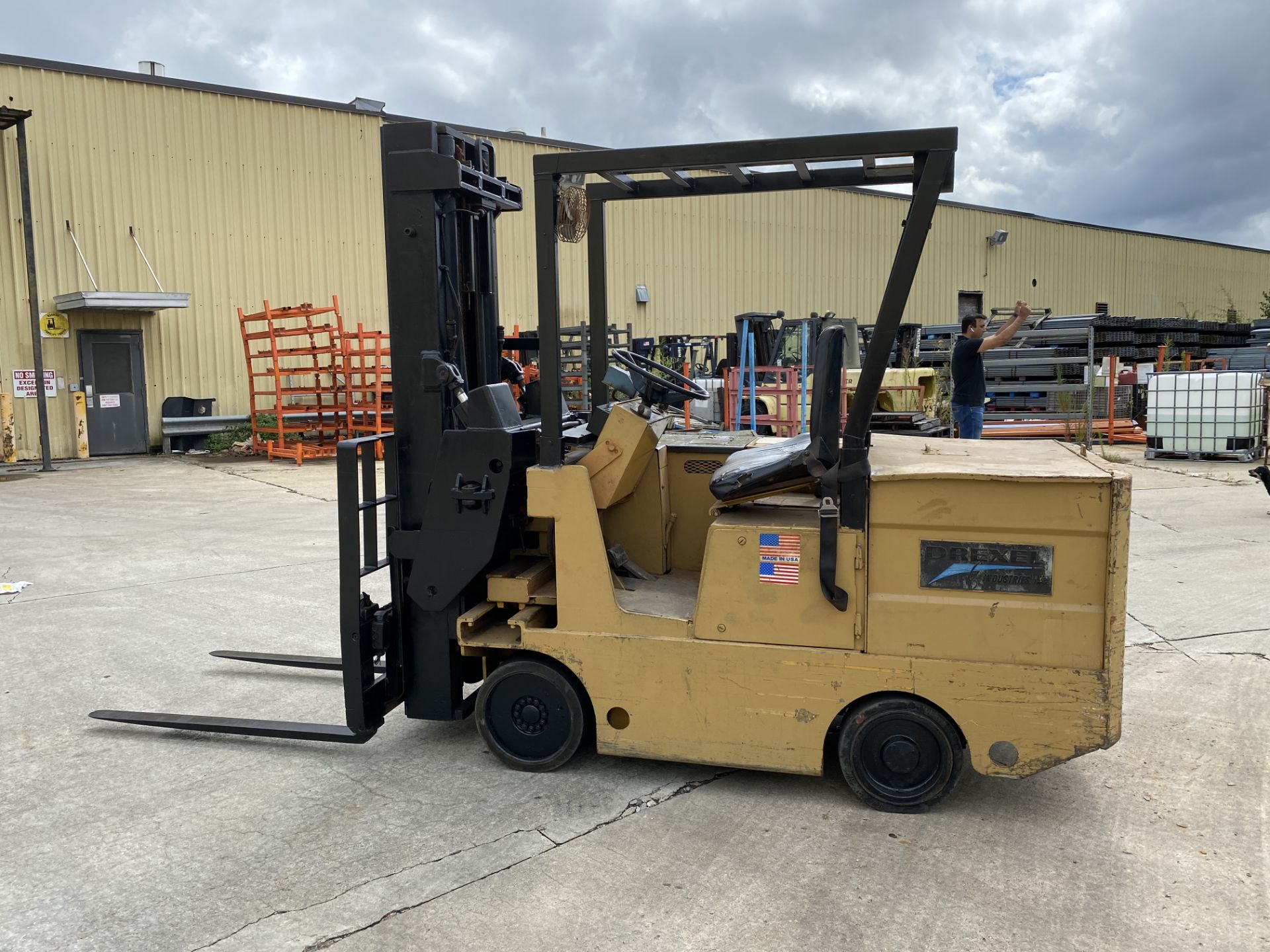 DREXEL 3000 LBS CAPACITY ELECTRIC FORKLIFT - Image 4 of 4