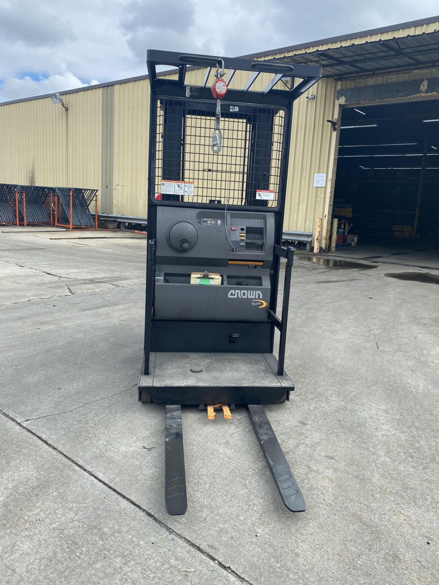 CROWN 3000 LBS CAPACITY ORDER PICKER