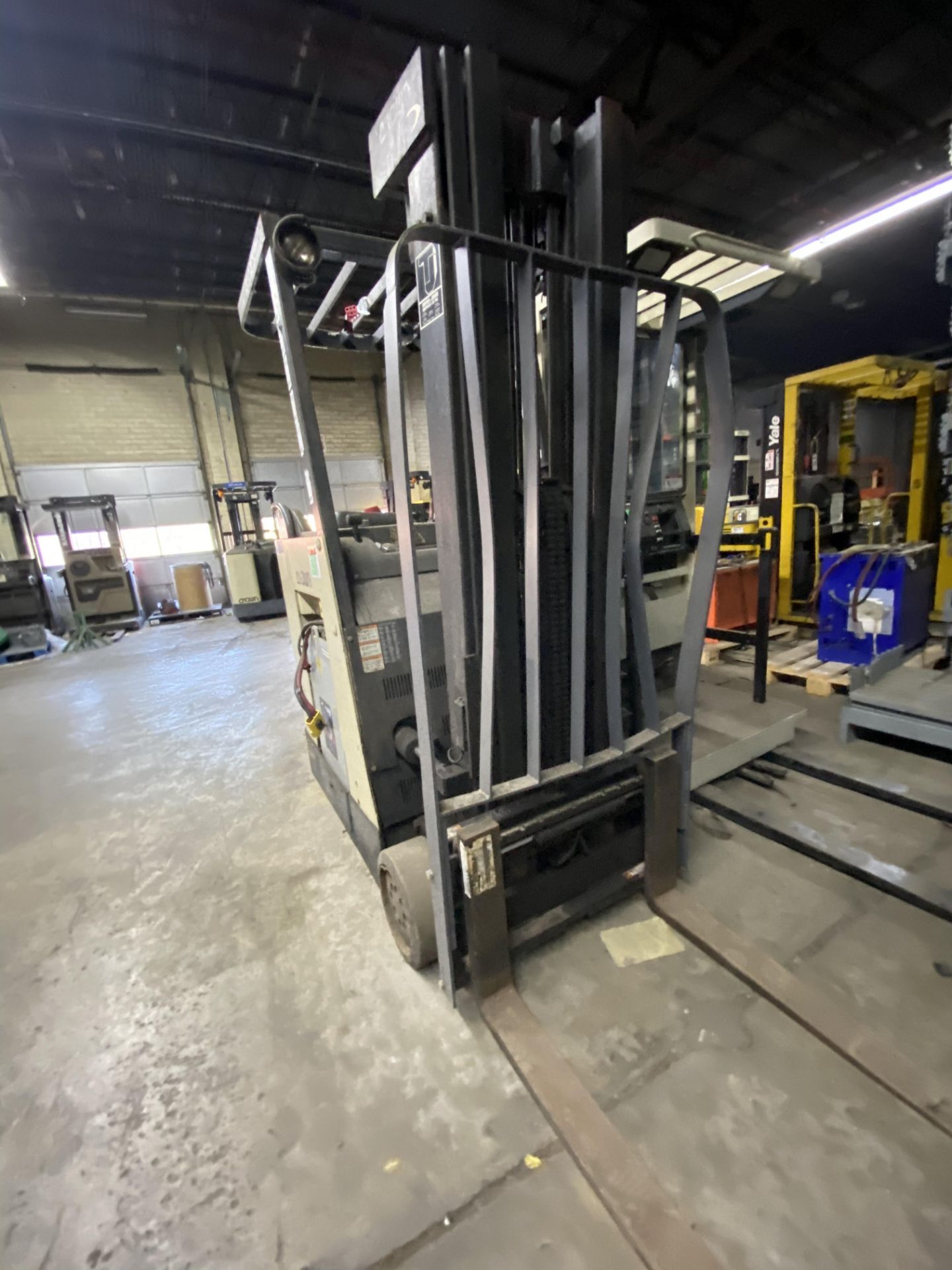 CROWN STAND UP FORKLIFT