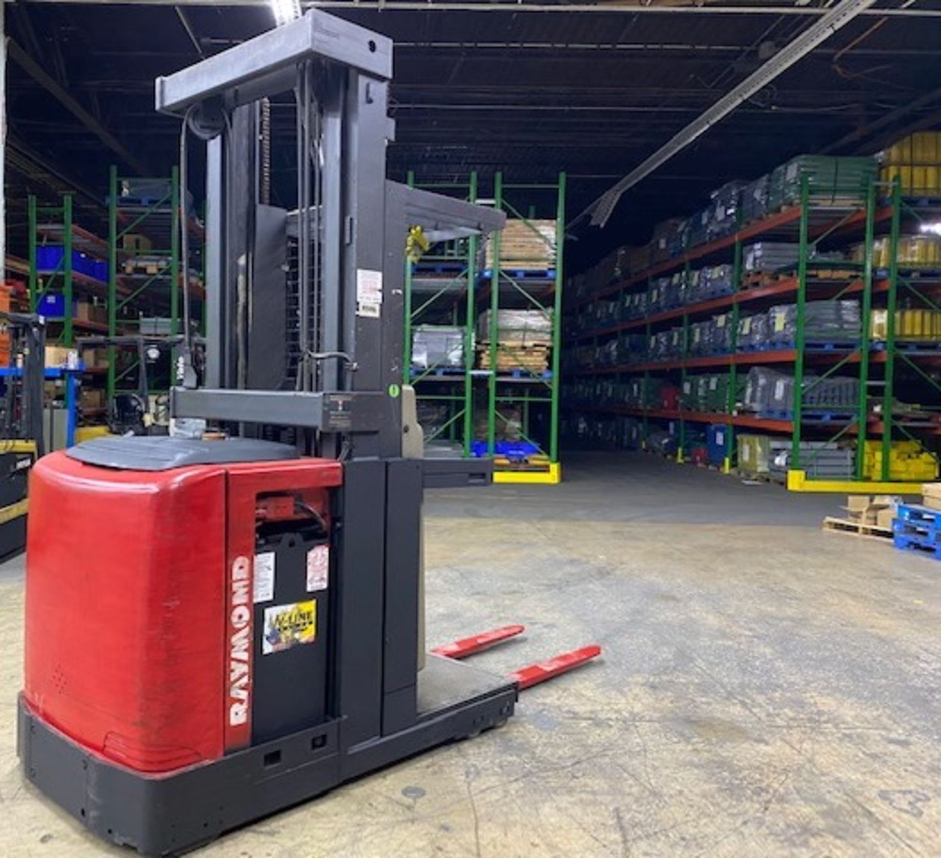 RAYMOND 3000 LBS CAPACITY ELECTRIC ORDER PICKER - Image 3 of 4