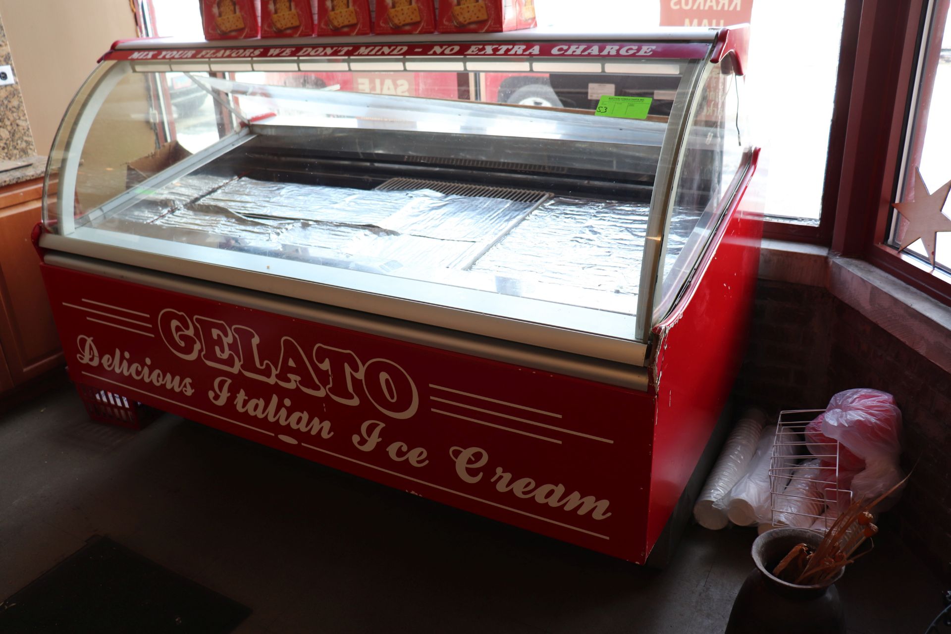 Curved glass Gelato case, 72"