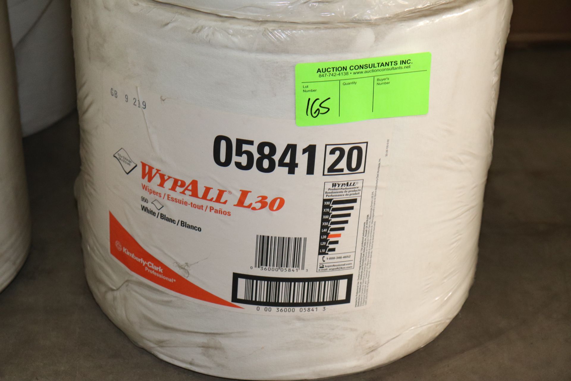 One roll of Wypall L30 wipers