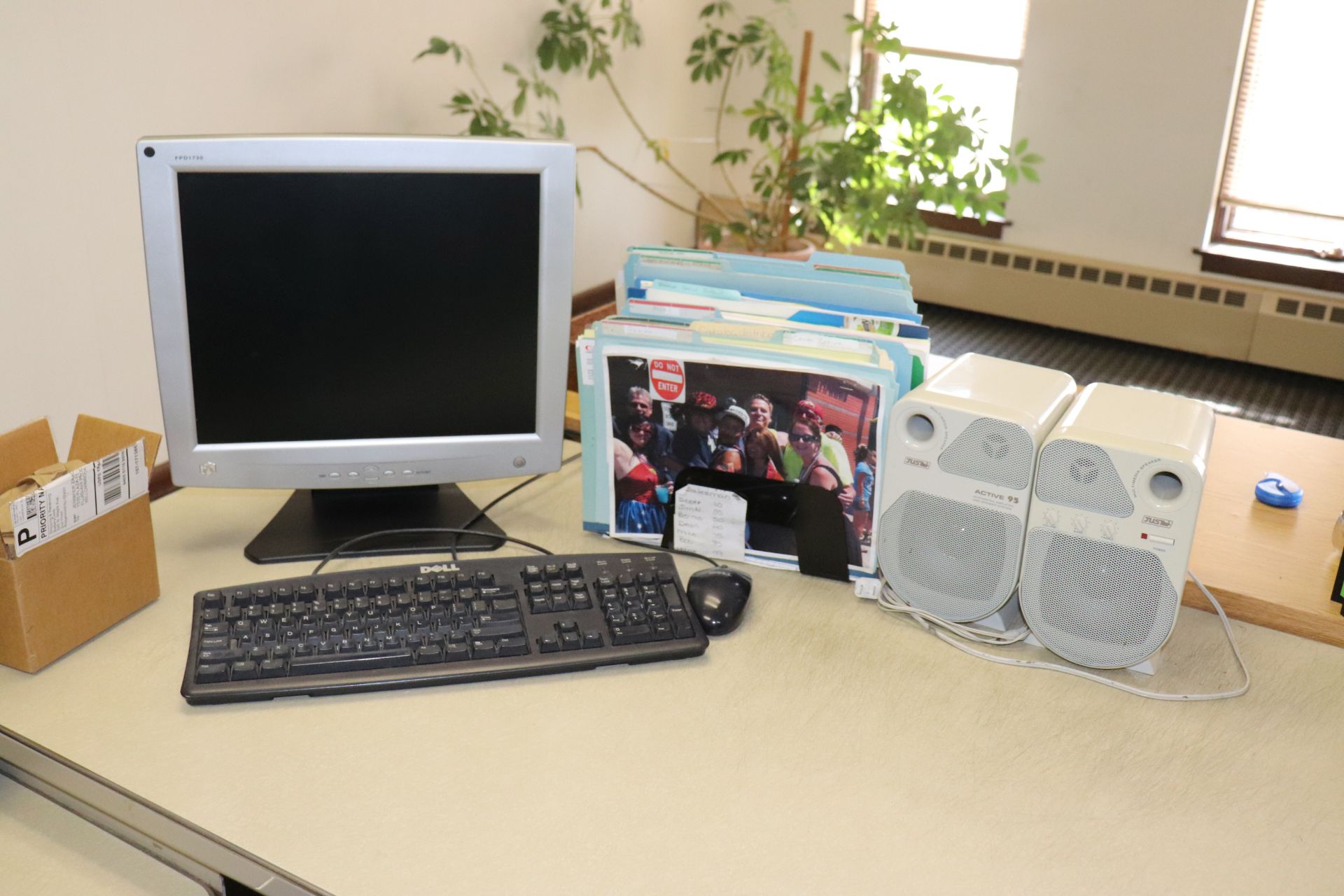 Dell desktop computer with monitor and keyboard and two speakers - Image 2 of 2