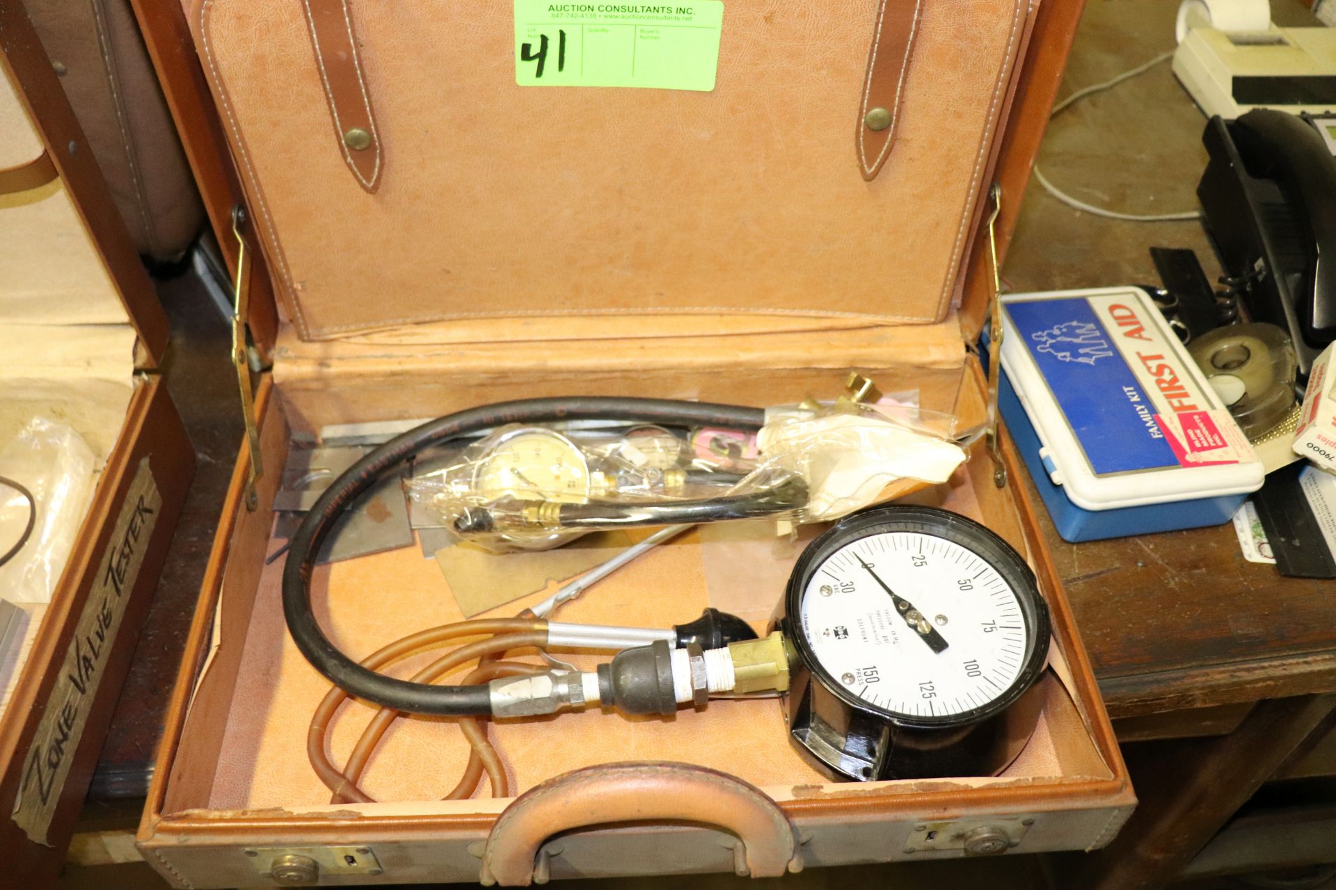 Vacuum pressure gauge and master dial gauge, in case