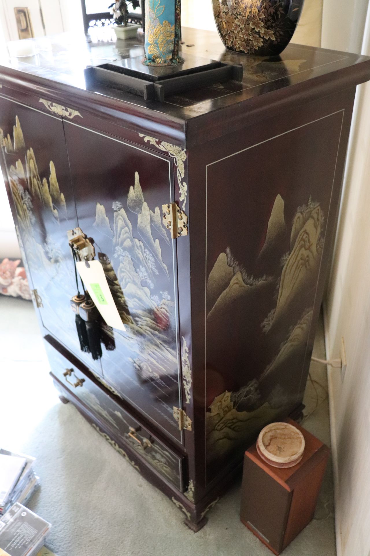 Painted Chinese entertainment center with one drawer and two doors, black lacquer - Image 3 of 3