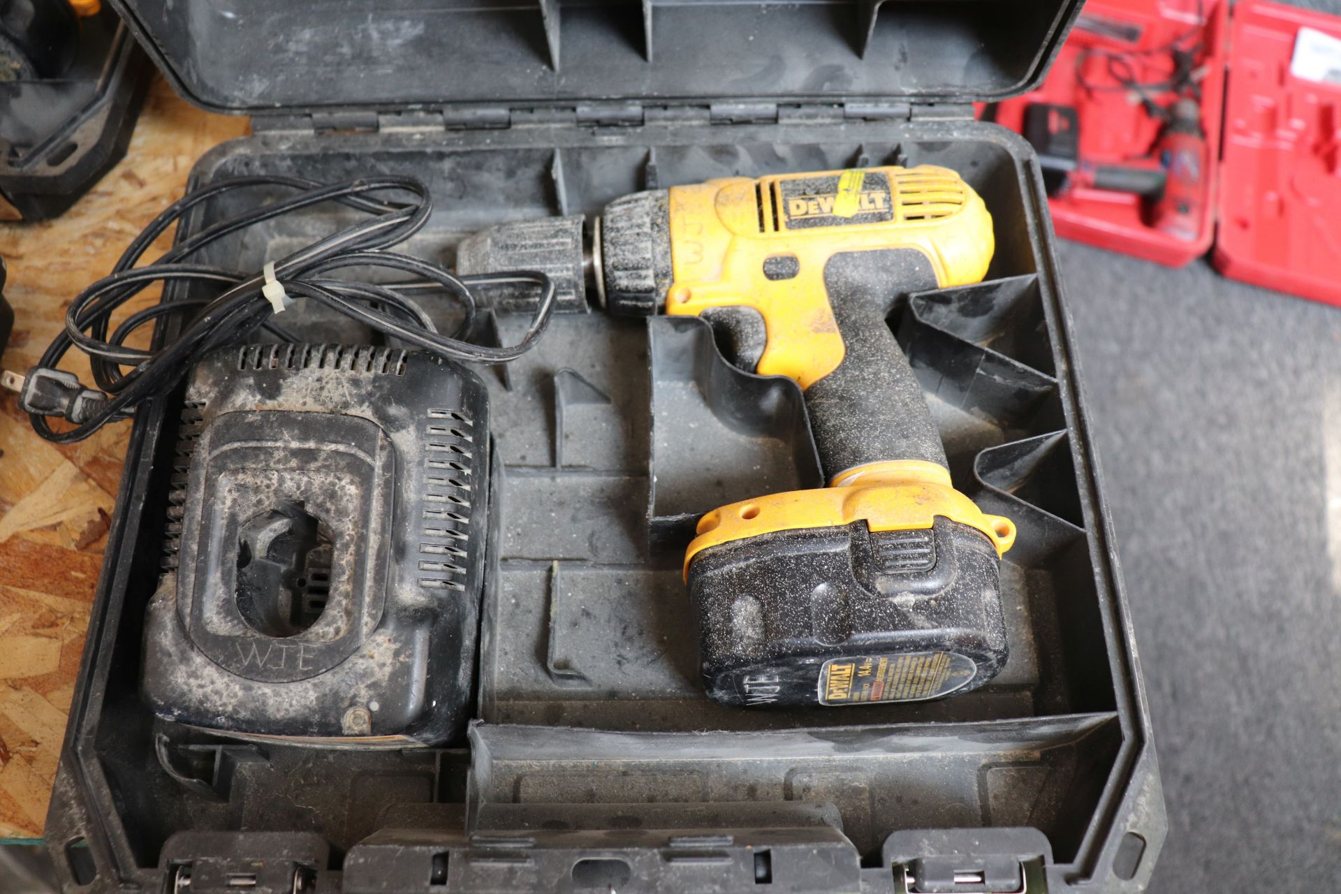 Dewalt cordless drill with battery, charger and case