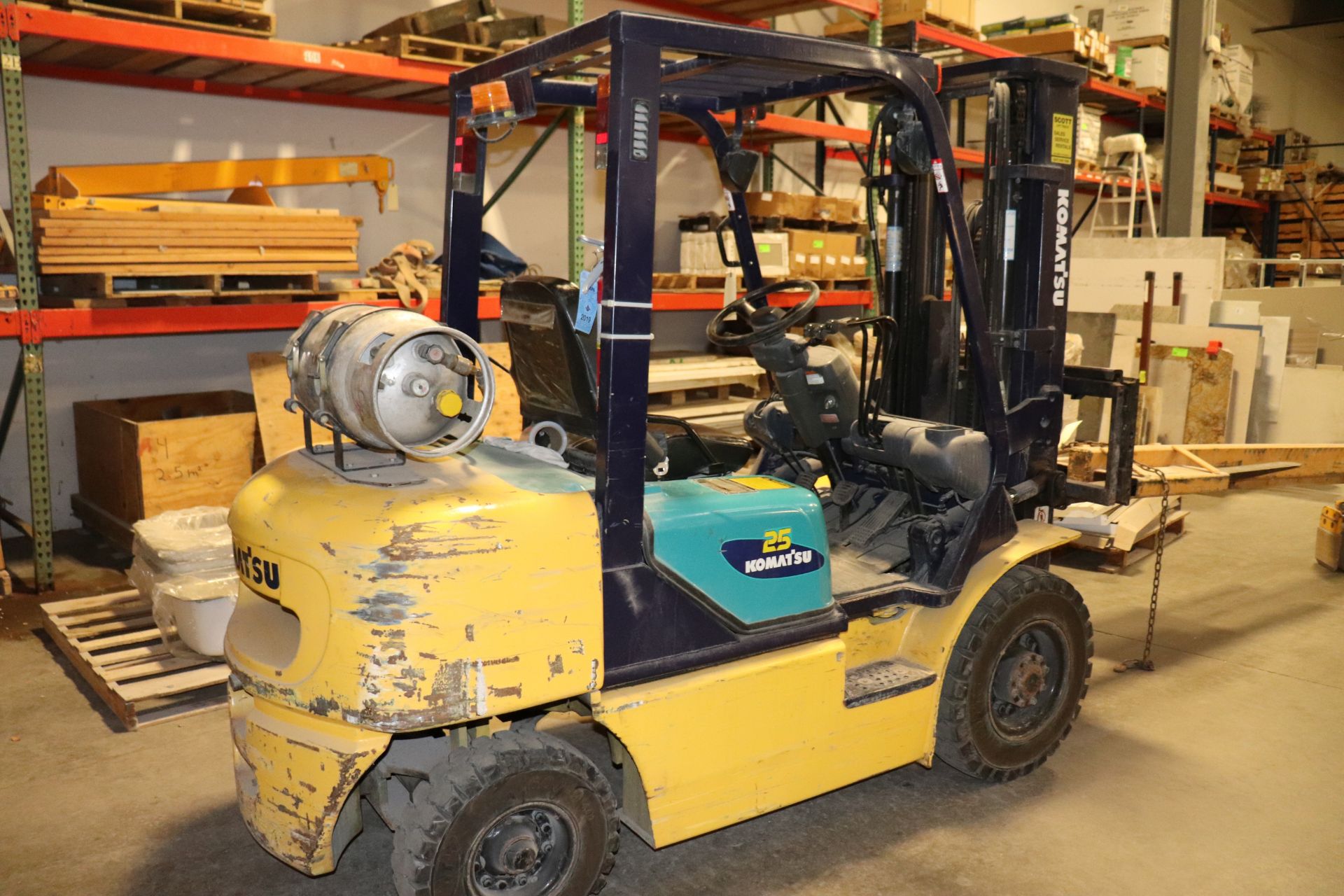 Komatsu 25 forklift, model FG25T-12, serial 565414A, 3,650 lb capacity, truck weight 9,150 lb (late - Image 2 of 6