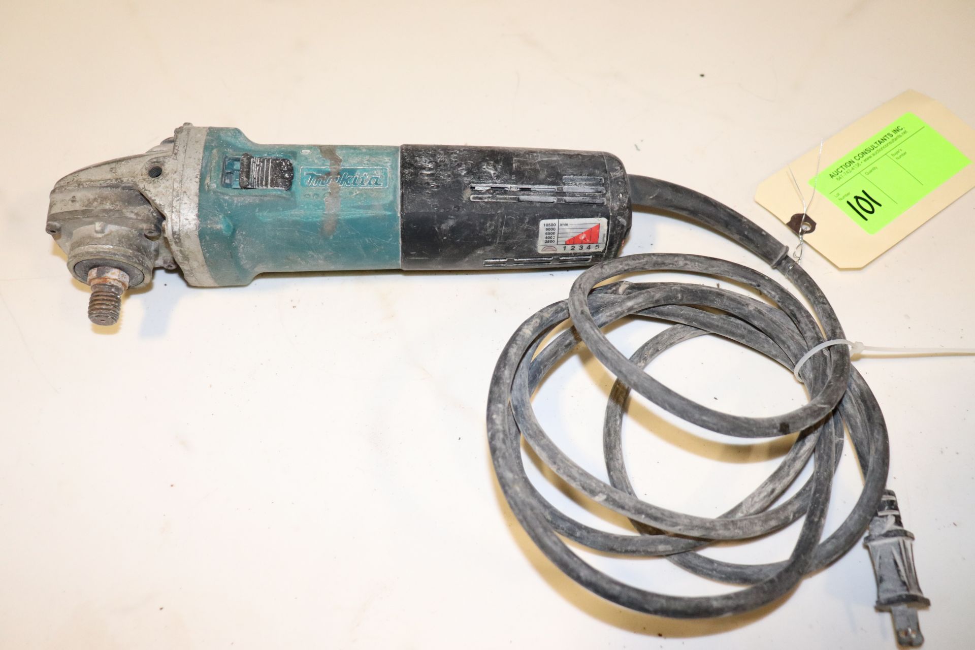 Makita 9565CW angle grinder