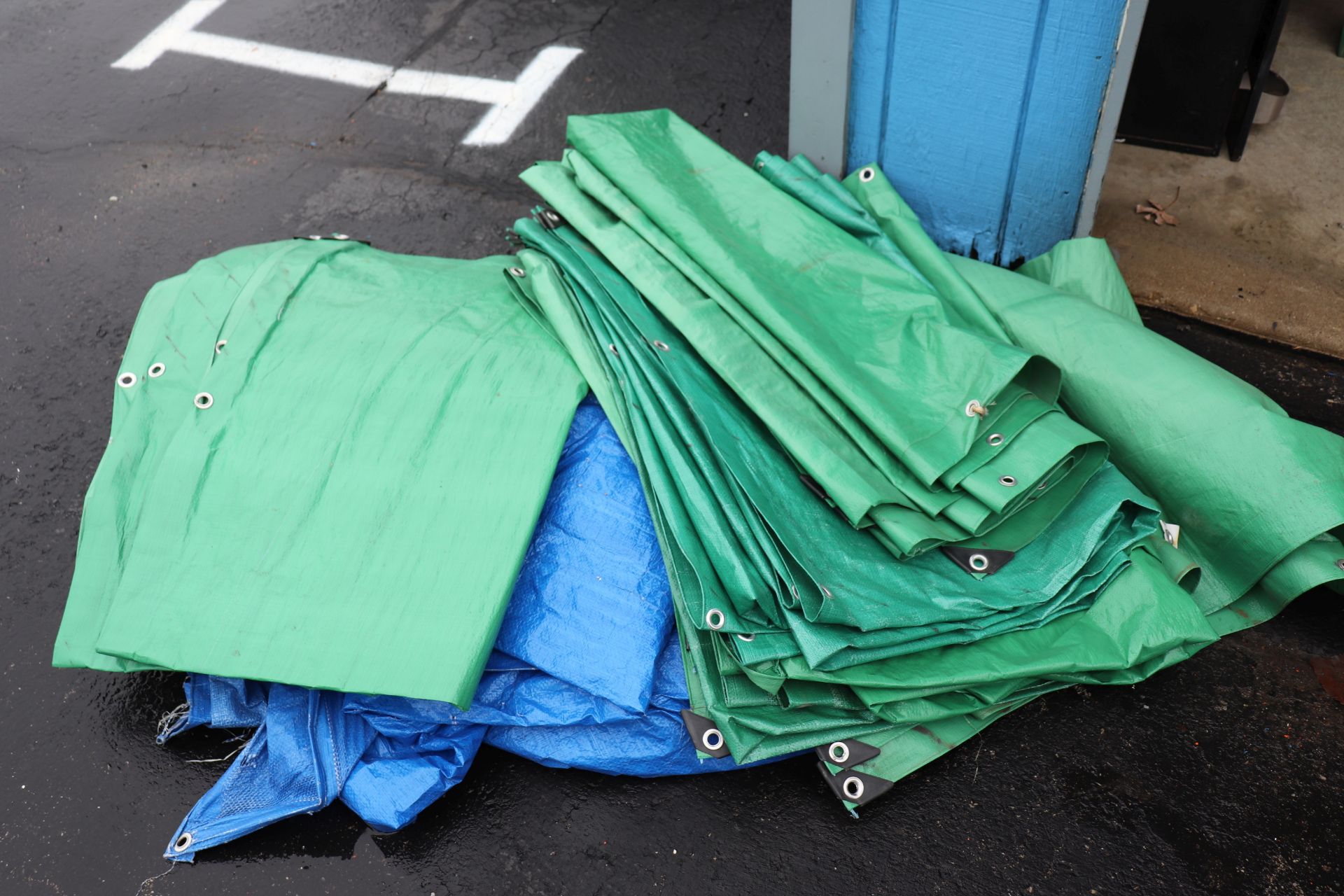 Lot of approximately 5 tarps