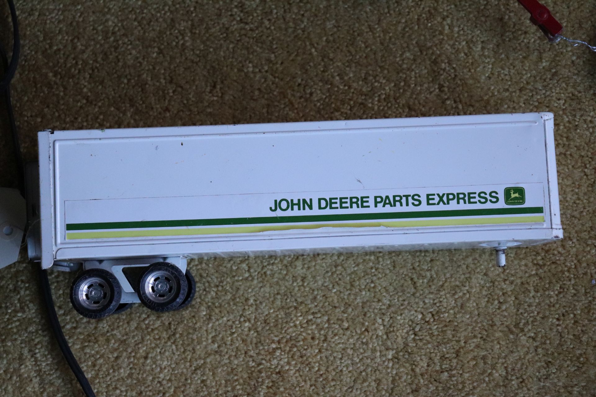 John Deere semitrailer, missing back wheels