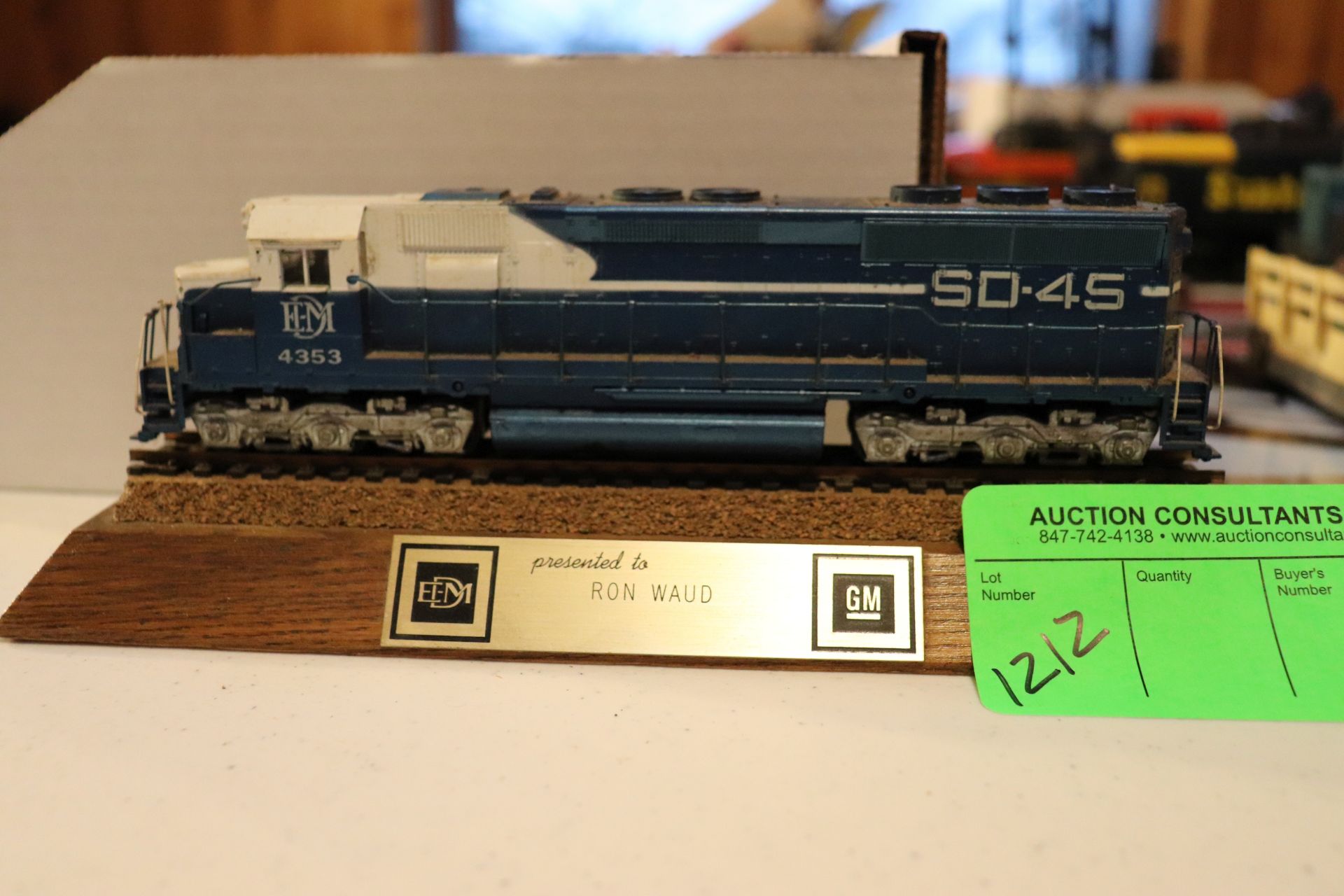 Model H0 locomotive EDM4353 on plaque