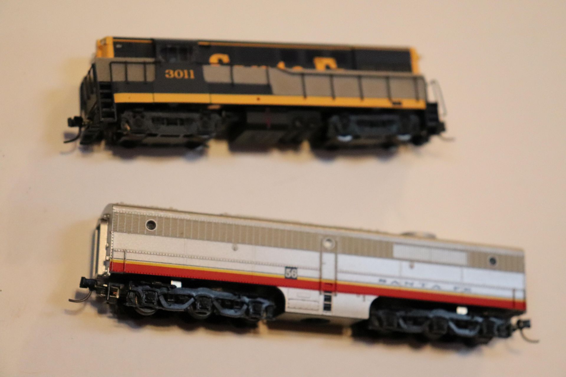 Atlas Santa Fe locomotive and a Santa Fe train car, N scale - Image 2 of 4