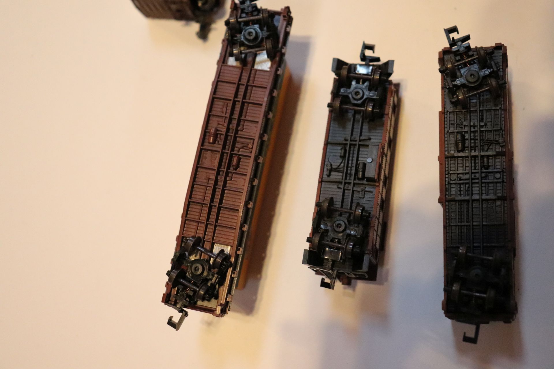 Six train cars, Atlas and others, and one Atlas locomotive, N scale - Image 2 of 5