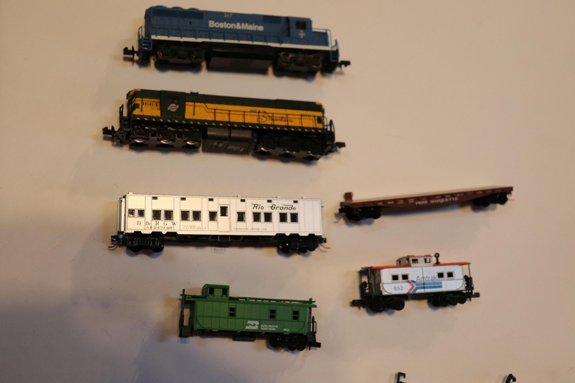 Atlas Boston and Maine locomotive and a Lifelike Streamliners locomotive with four train cars