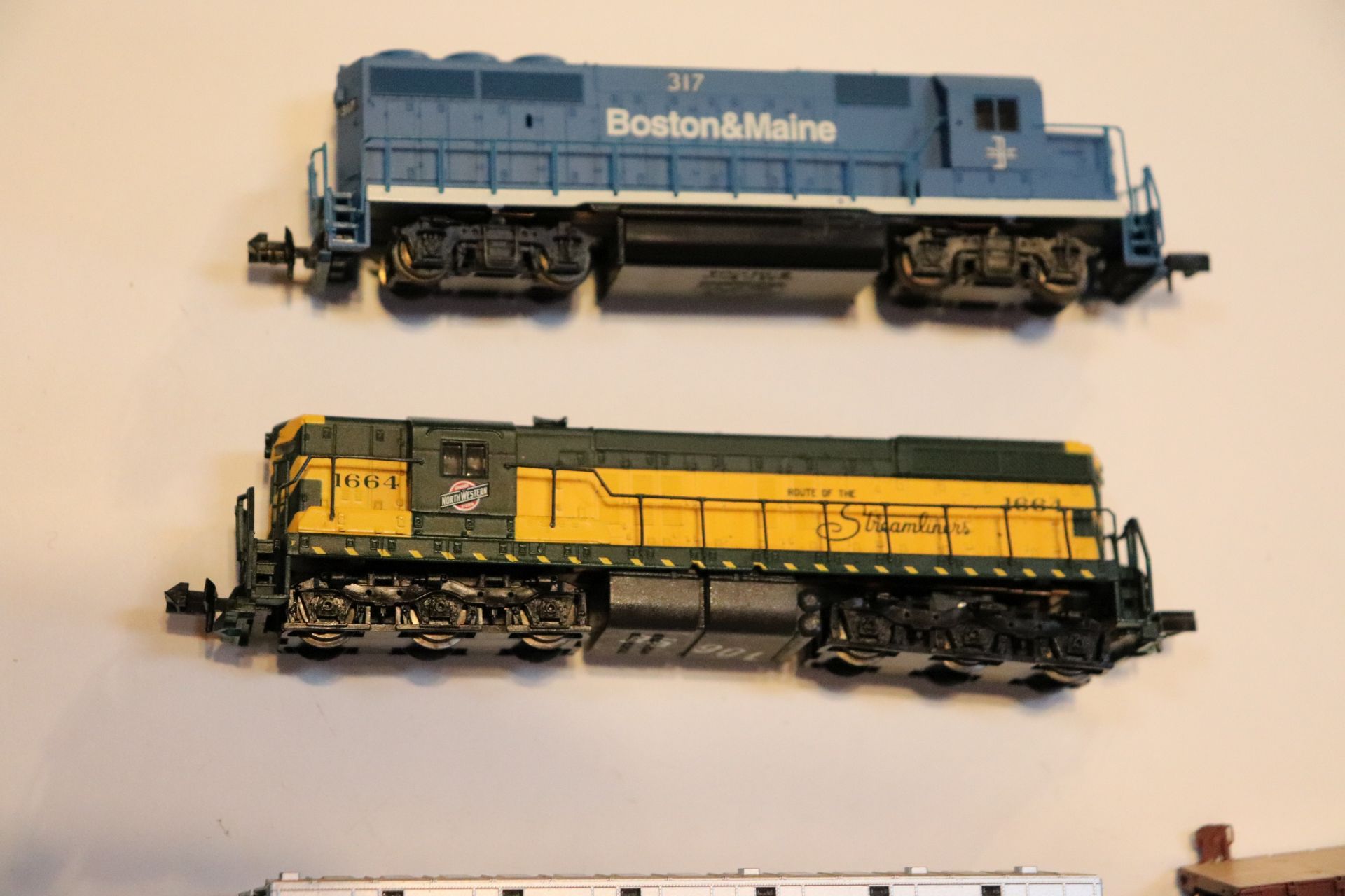 Atlas Boston and Maine locomotive and a Lifelike Streamliners locomotive with four train cars - Image 2 of 5