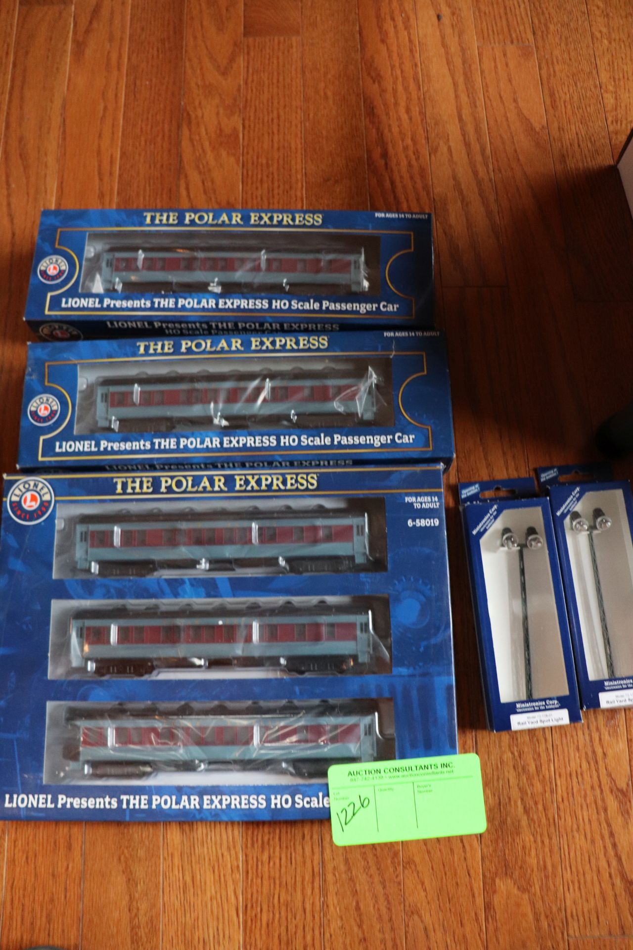 Polar Express H0 scale passenger cars and two Railyard spotlights