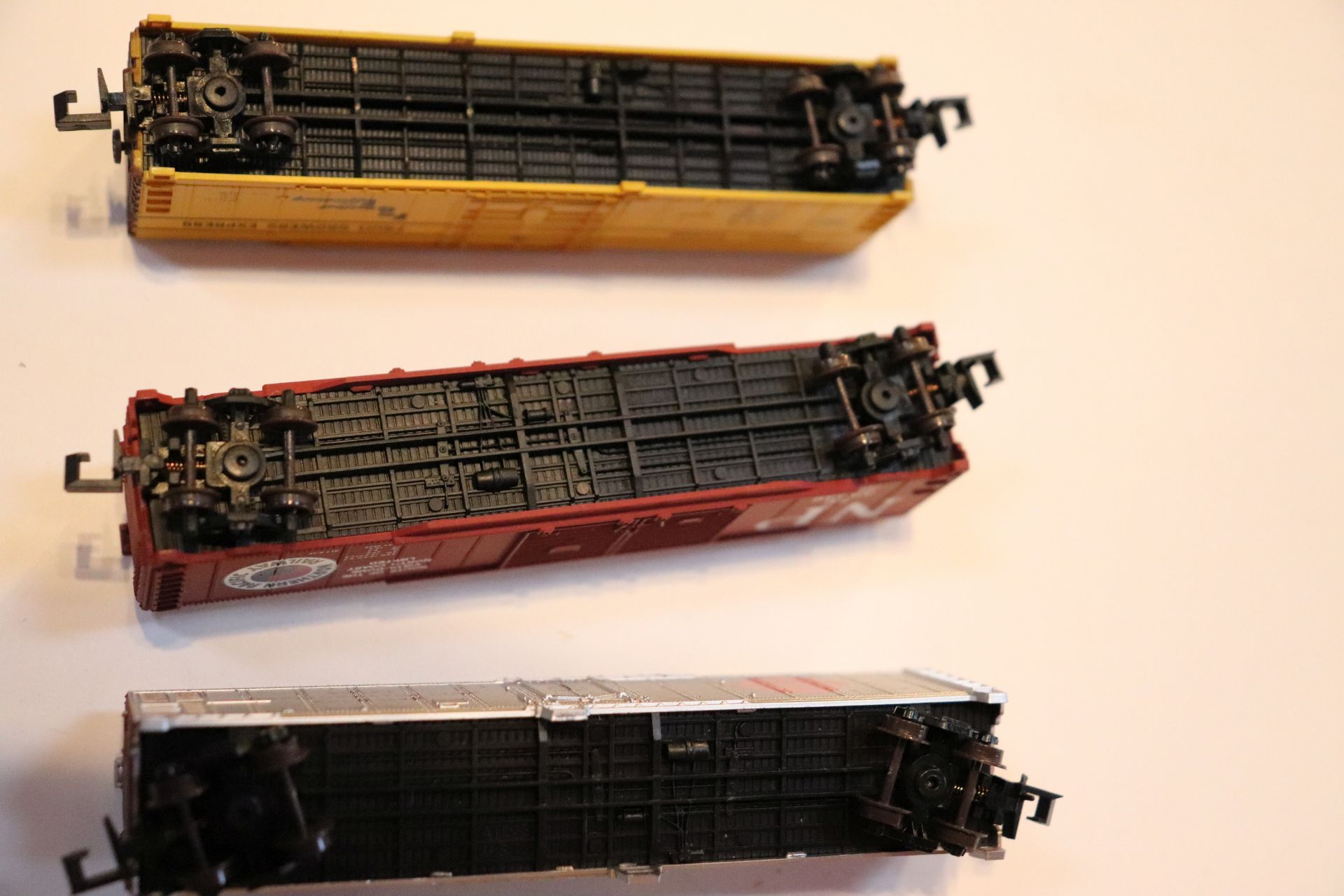 Six train cars, Atlas and others, and one Atlas locomotive, N scale - Image 3 of 5