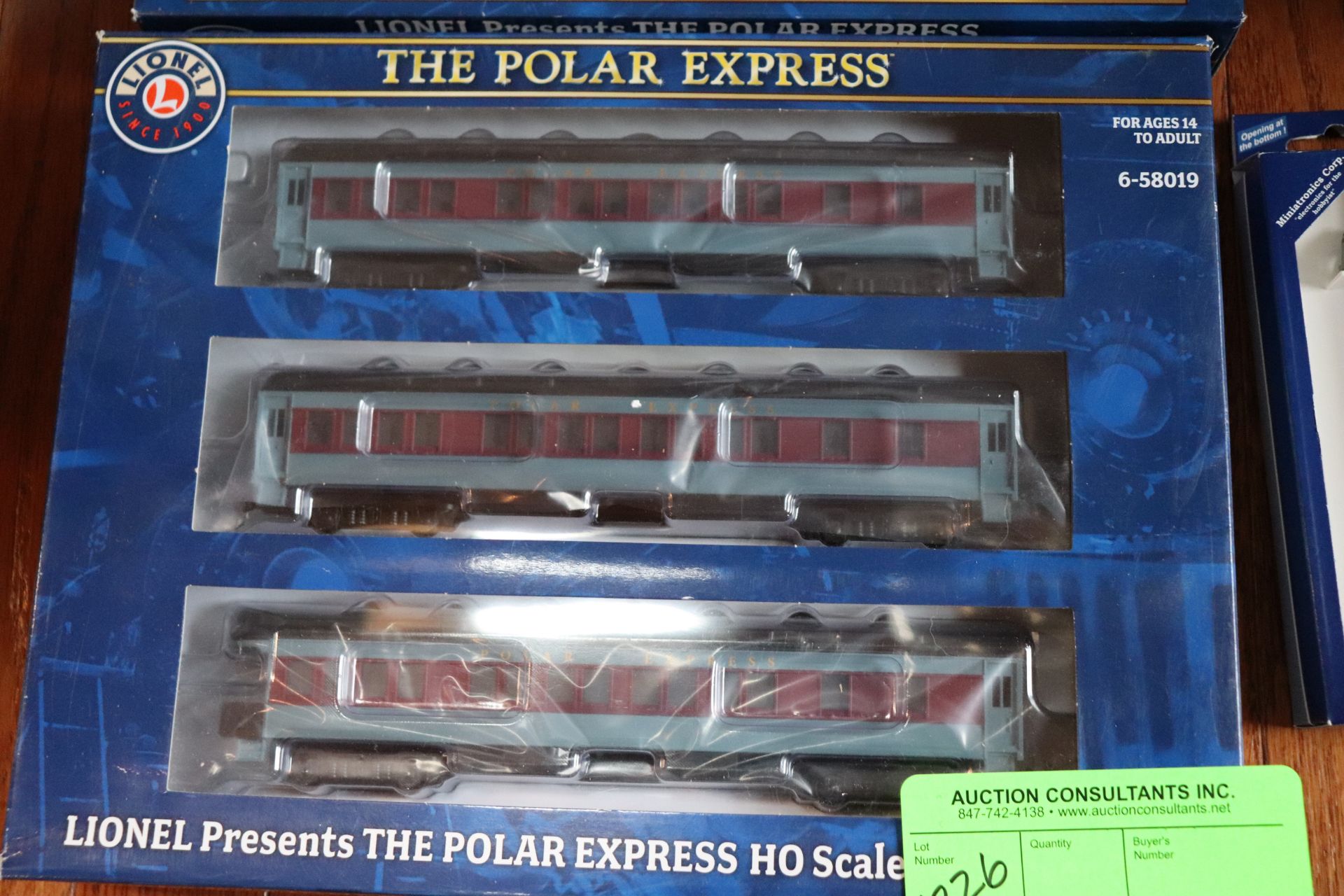Polar Express H0 scale passenger cars and two Railyard spotlights - Image 2 of 4