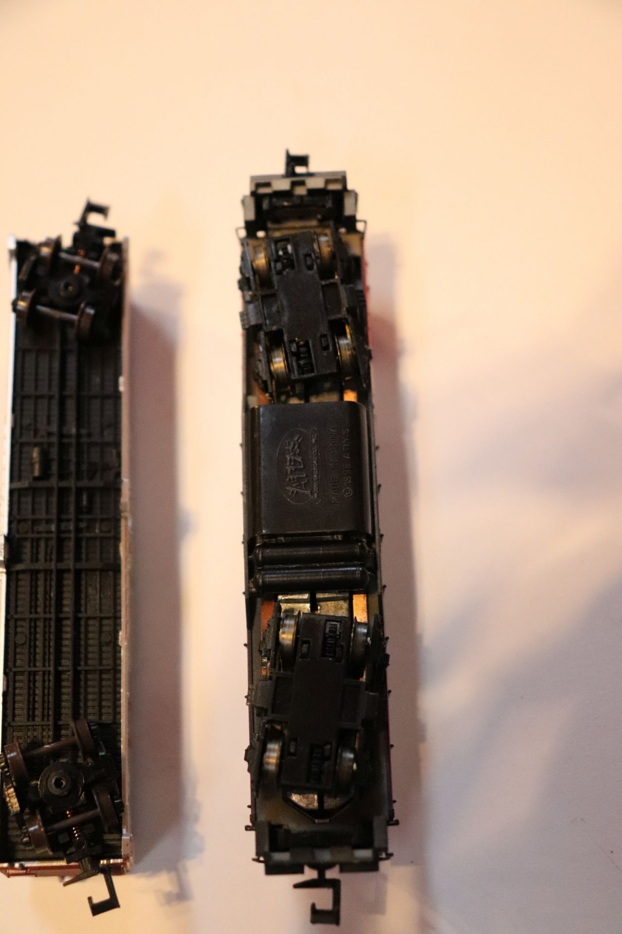 Six train cars, Atlas and others, and one Atlas locomotive, N scale - Image 4 of 5