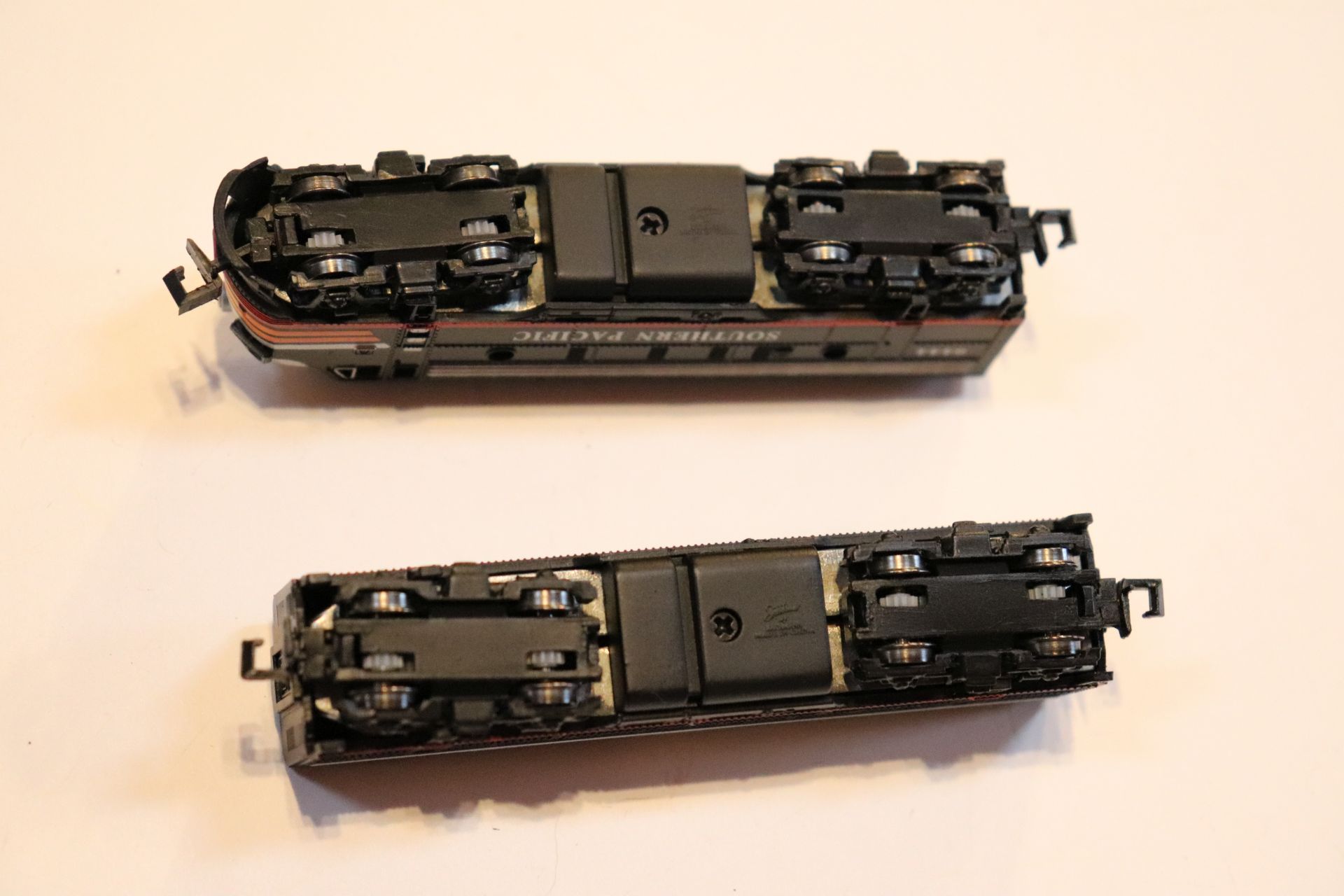 Bachmann locomotive, Southern Pacific and train car, N scale - Image 2 of 3