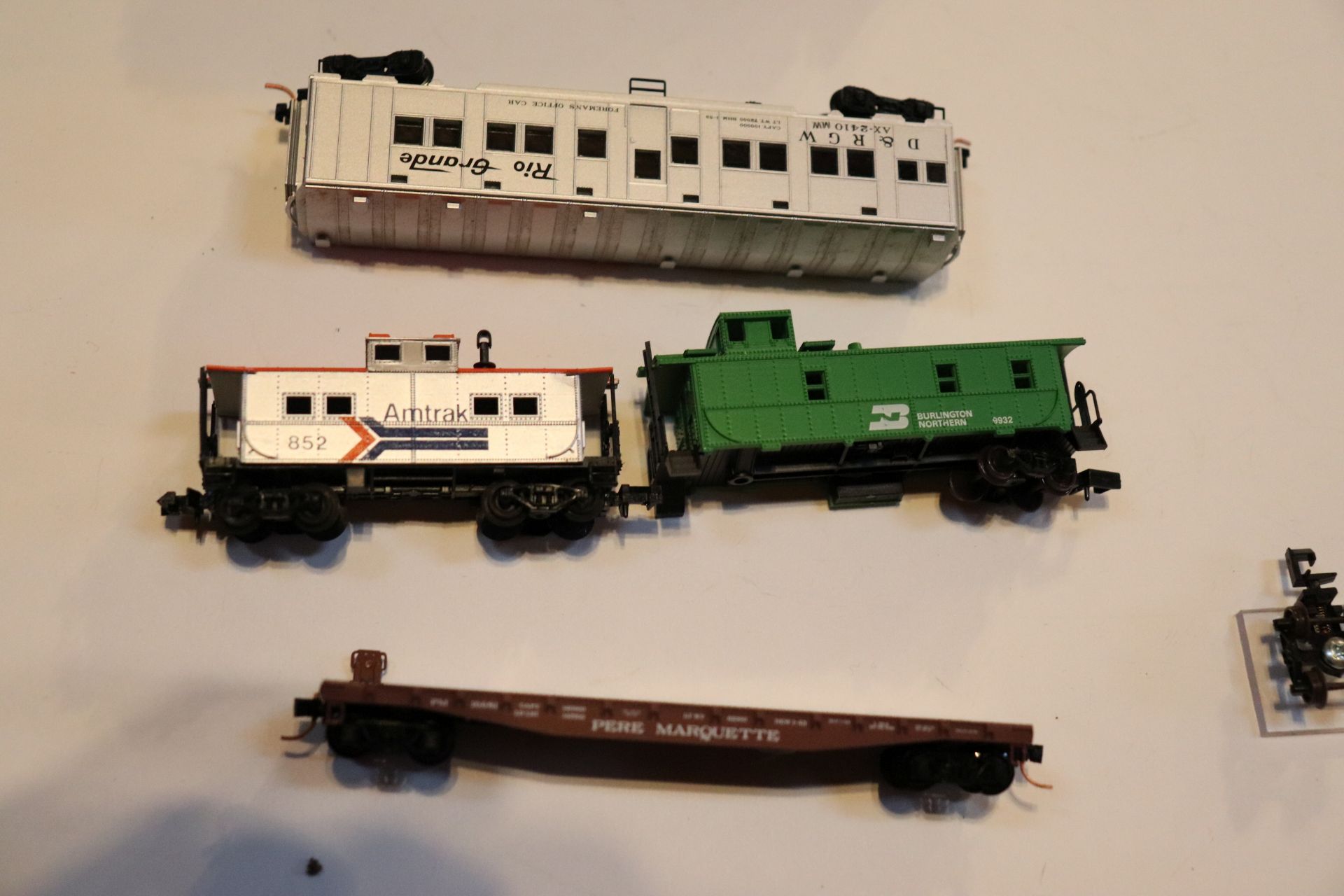 Atlas Boston and Maine locomotive and a Lifelike Streamliners locomotive with four train cars - Image 5 of 5