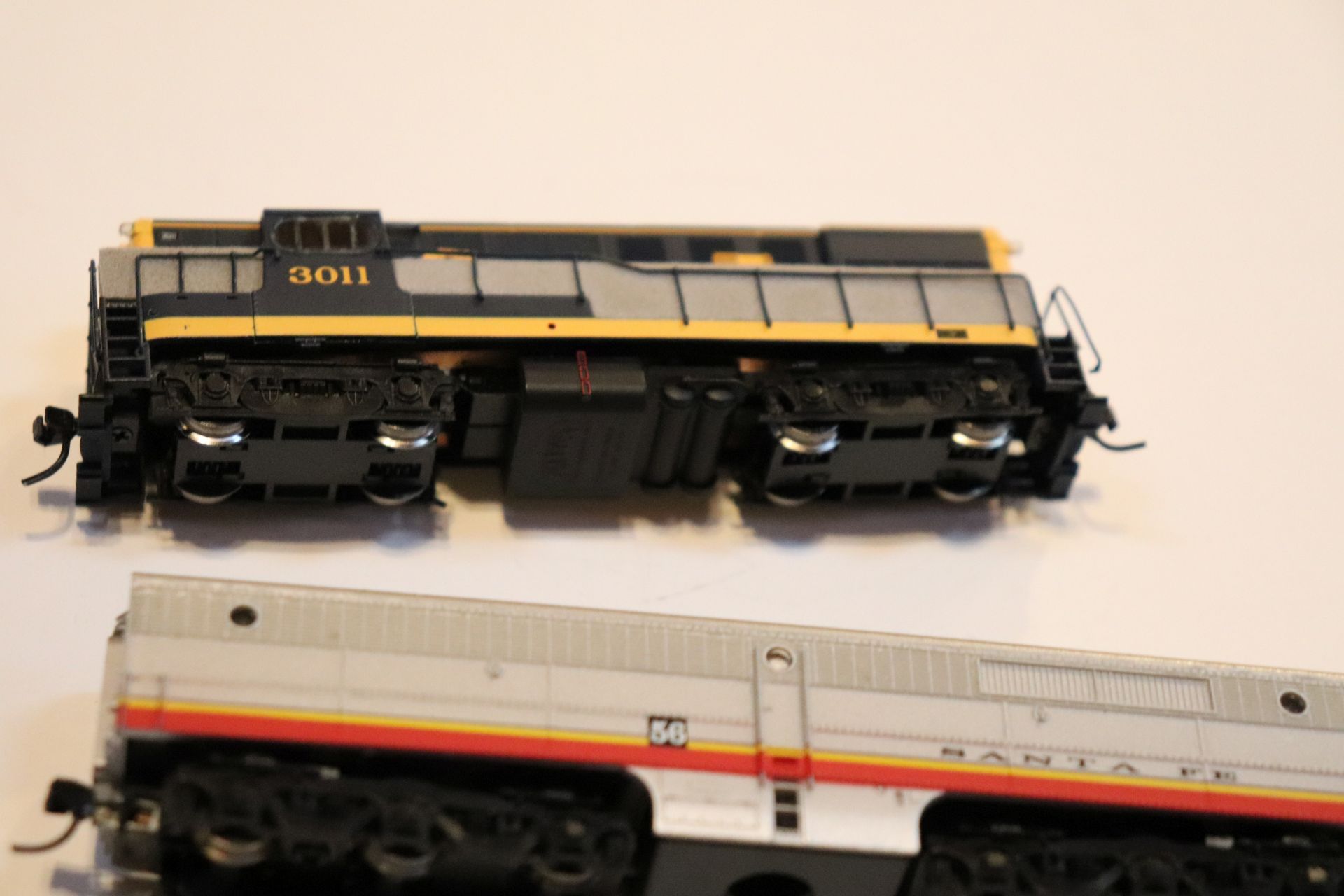 Atlas Santa Fe locomotive and a Santa Fe train car, N scale - Image 4 of 4