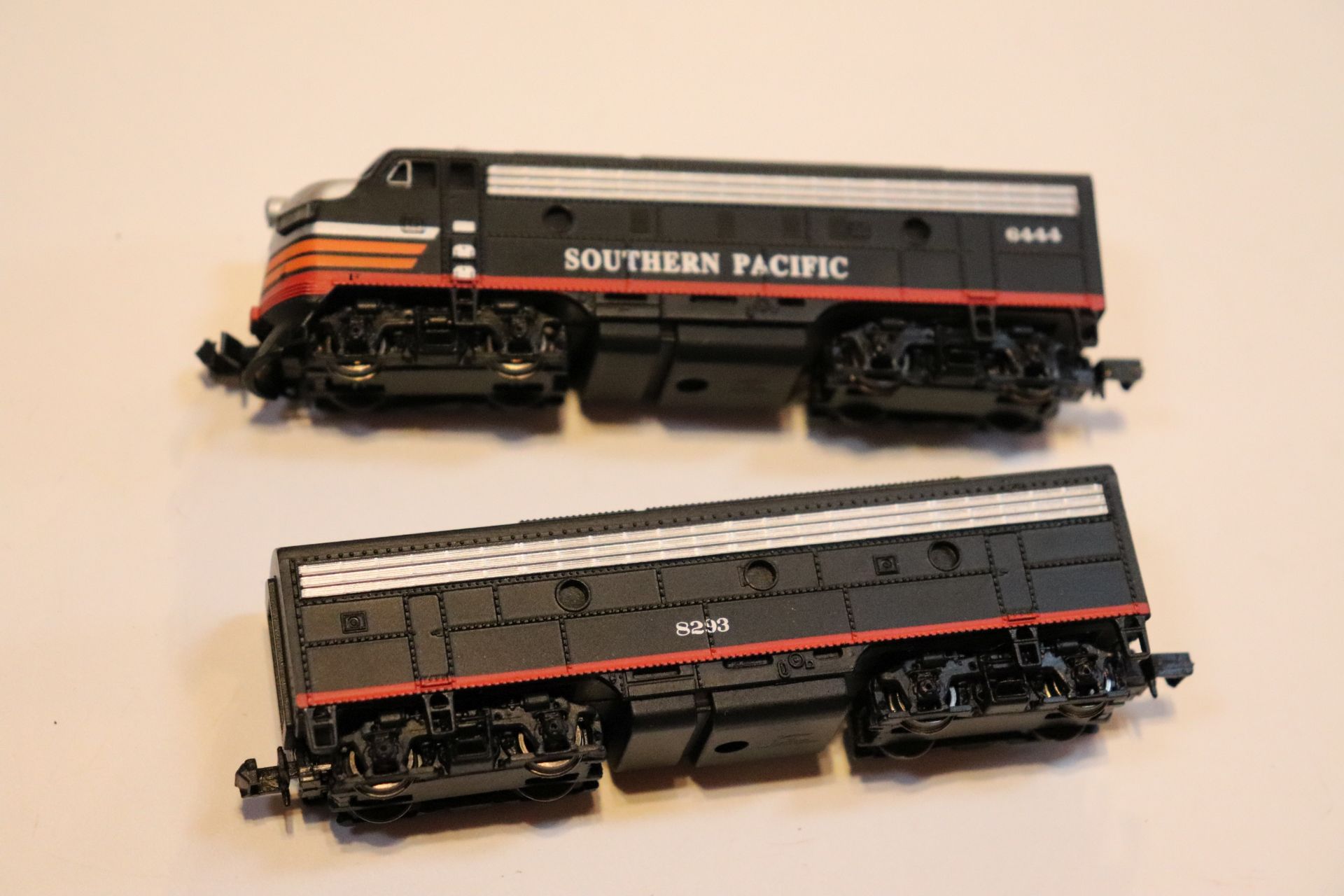 Bachmann locomotive, Southern Pacific and train car, N scale