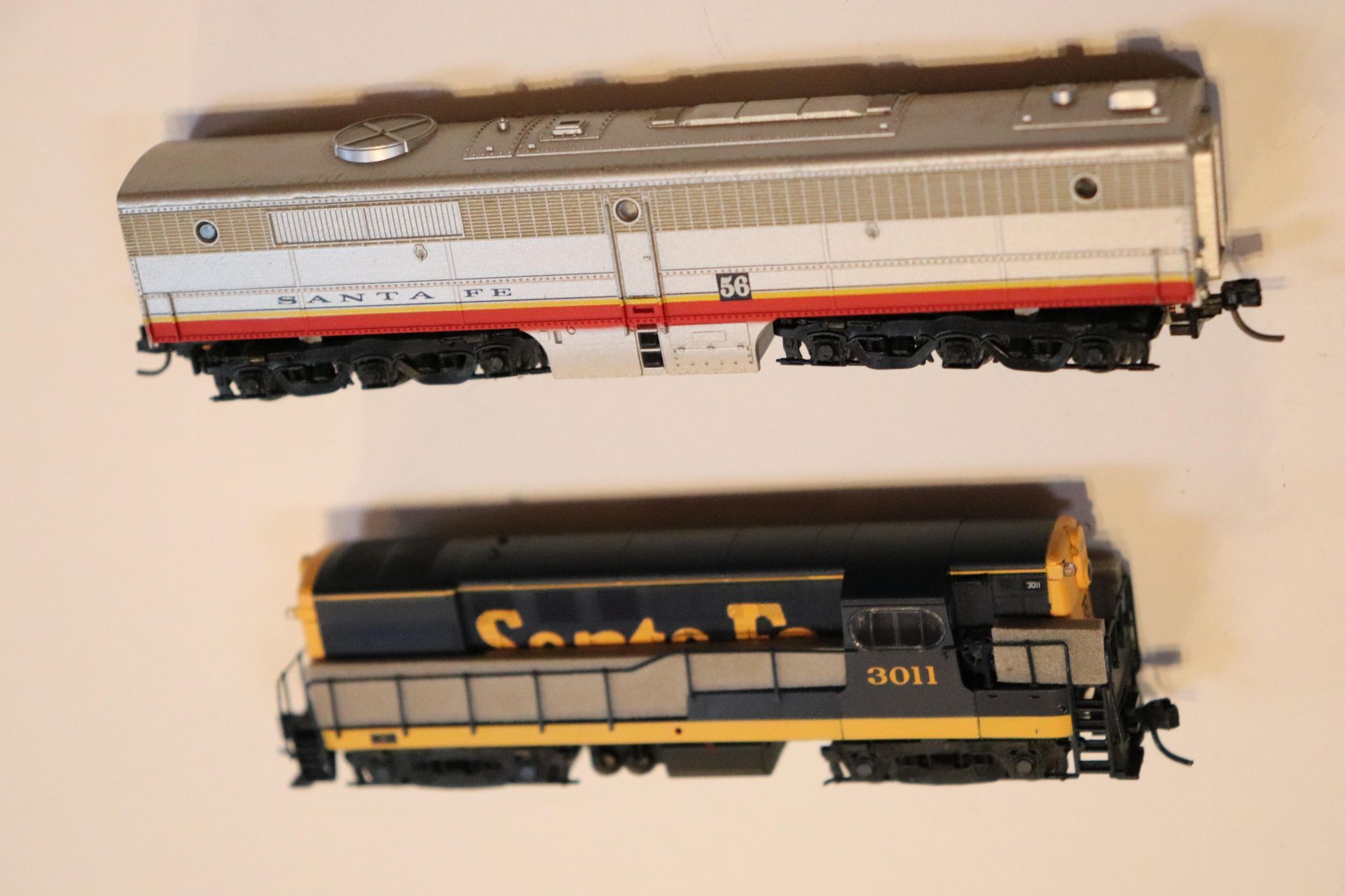 Atlas Santa Fe locomotive and a Santa Fe train car, N scale