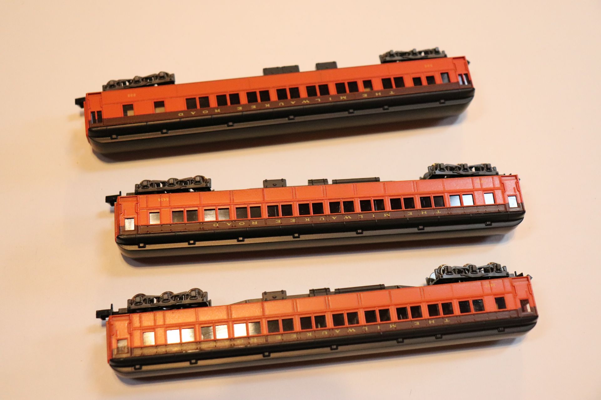 Three Arnold Milwaukee Road passenger cars, N scale - Image 2 of 2