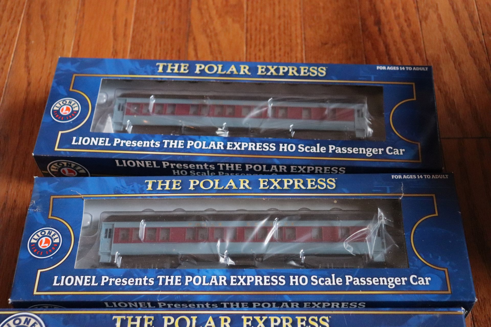 Polar Express H0 scale passenger cars and two Railyard spotlights - Image 3 of 4