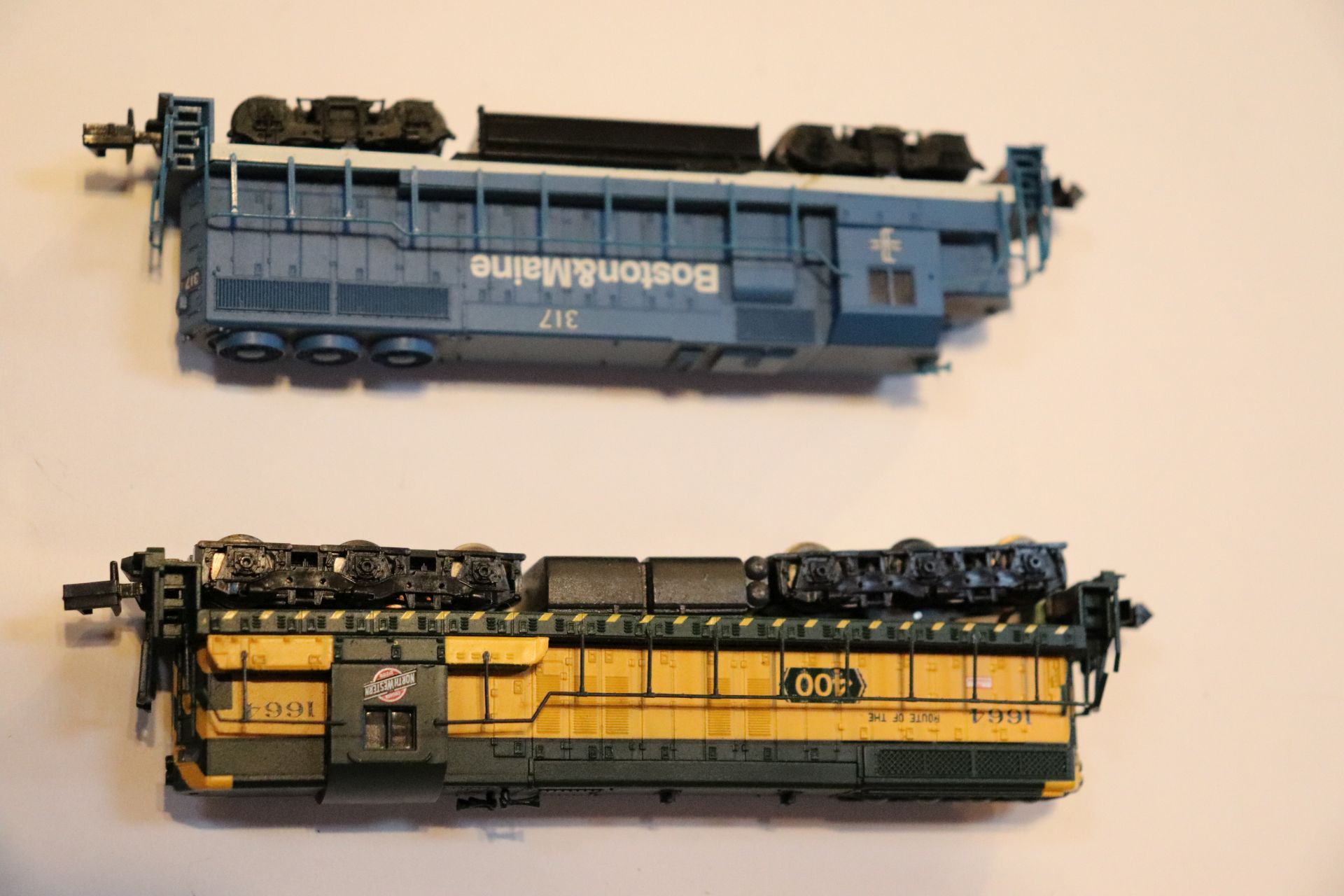 Atlas Boston and Maine locomotive and a Lifelike Streamliners locomotive with four train cars - Image 3 of 5