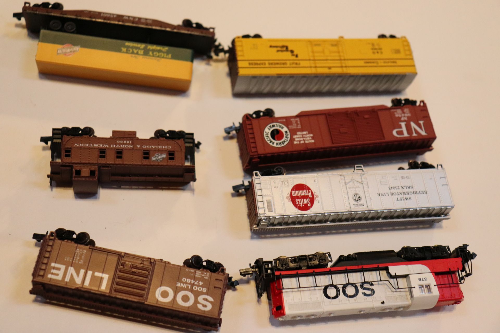 Six train cars, Atlas and others, and one Atlas locomotive, N scale - Image 5 of 5