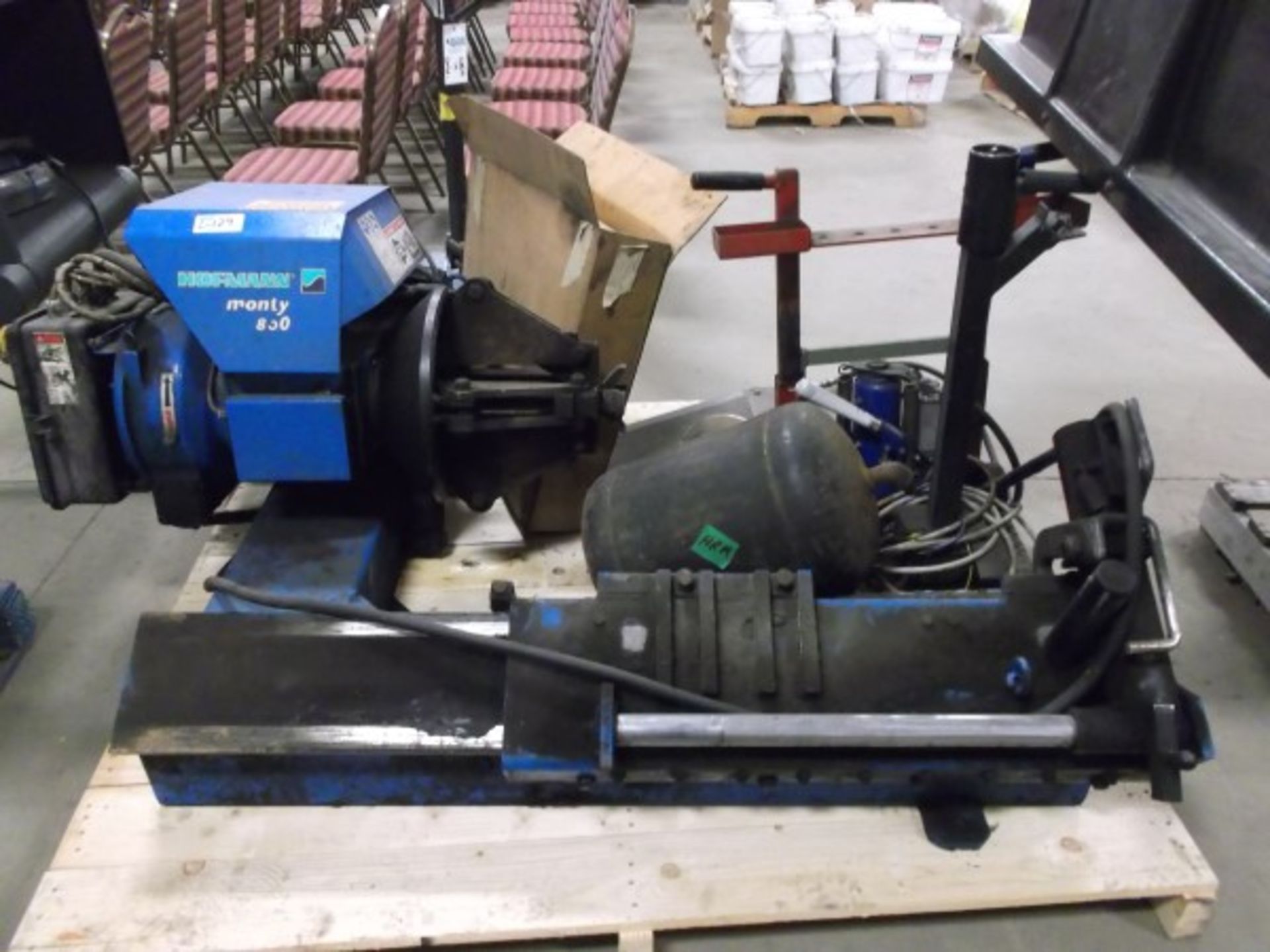 HOFMAN MONTY HD HYDRAULIC TIRE CHANGER WITH ACCESSORIES