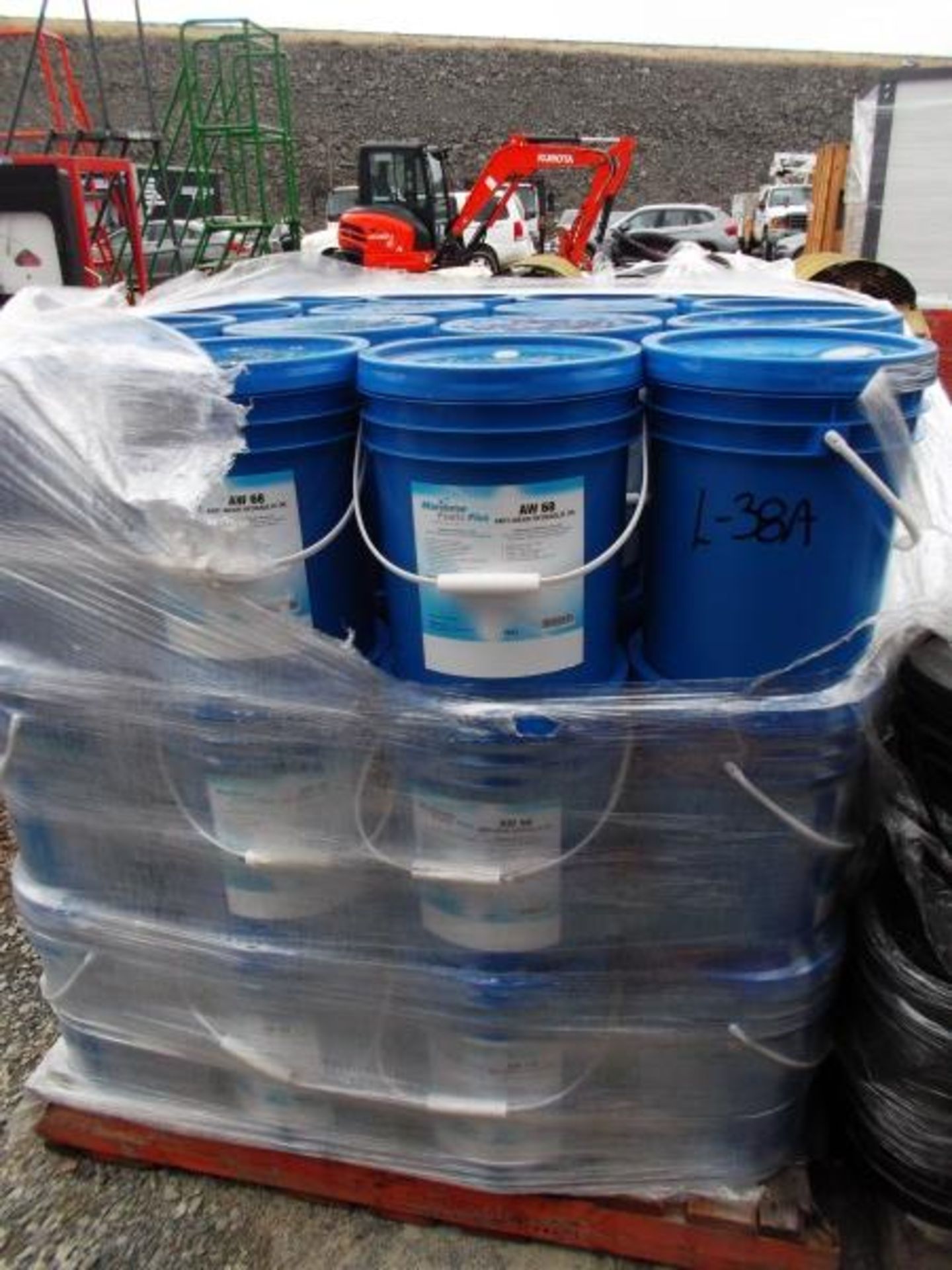 18.9L PAIL OF 68 WEIGHT HYDRAULIC OIL (48)